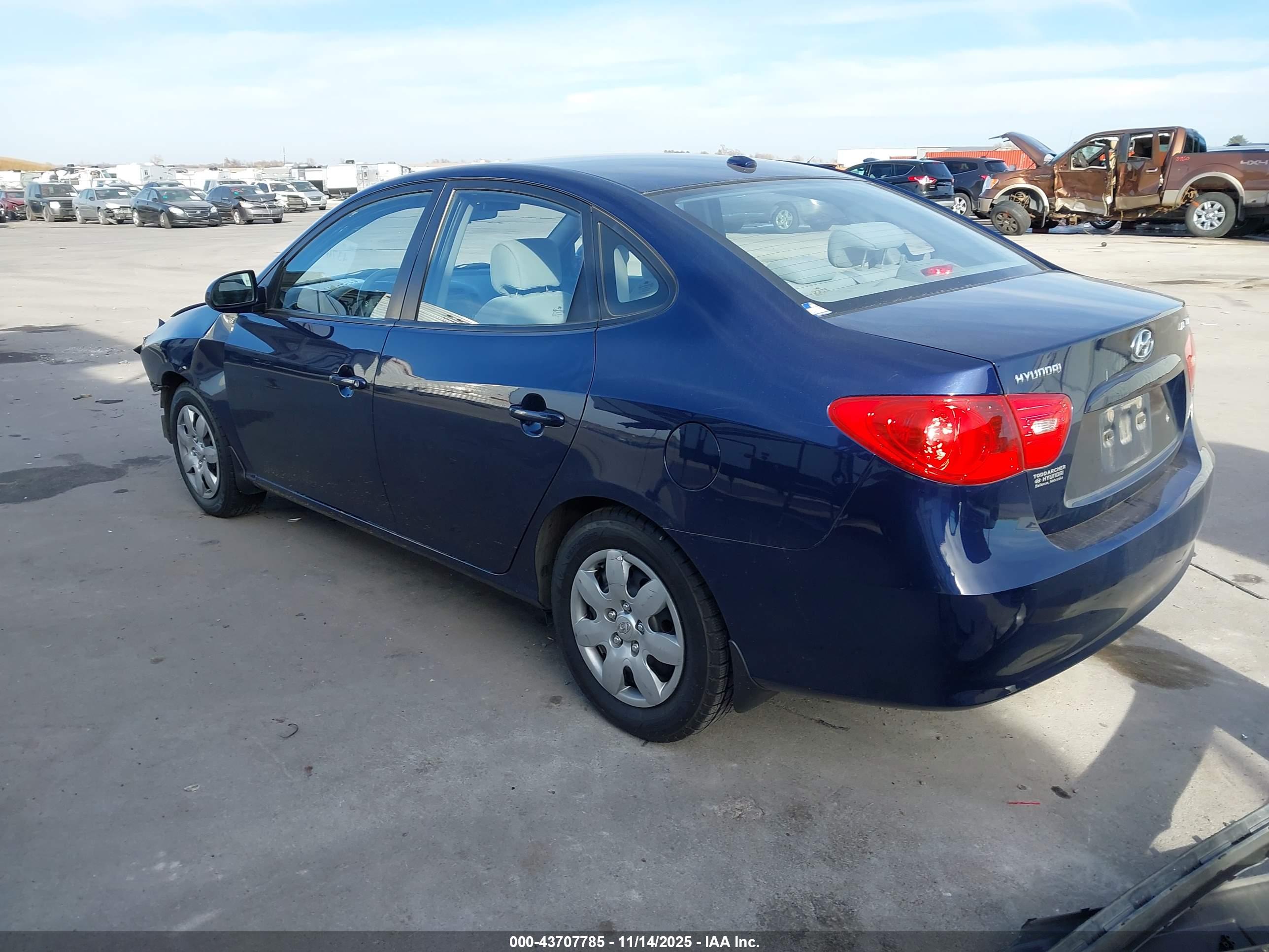 HYUNDAI ELANTRA image 3