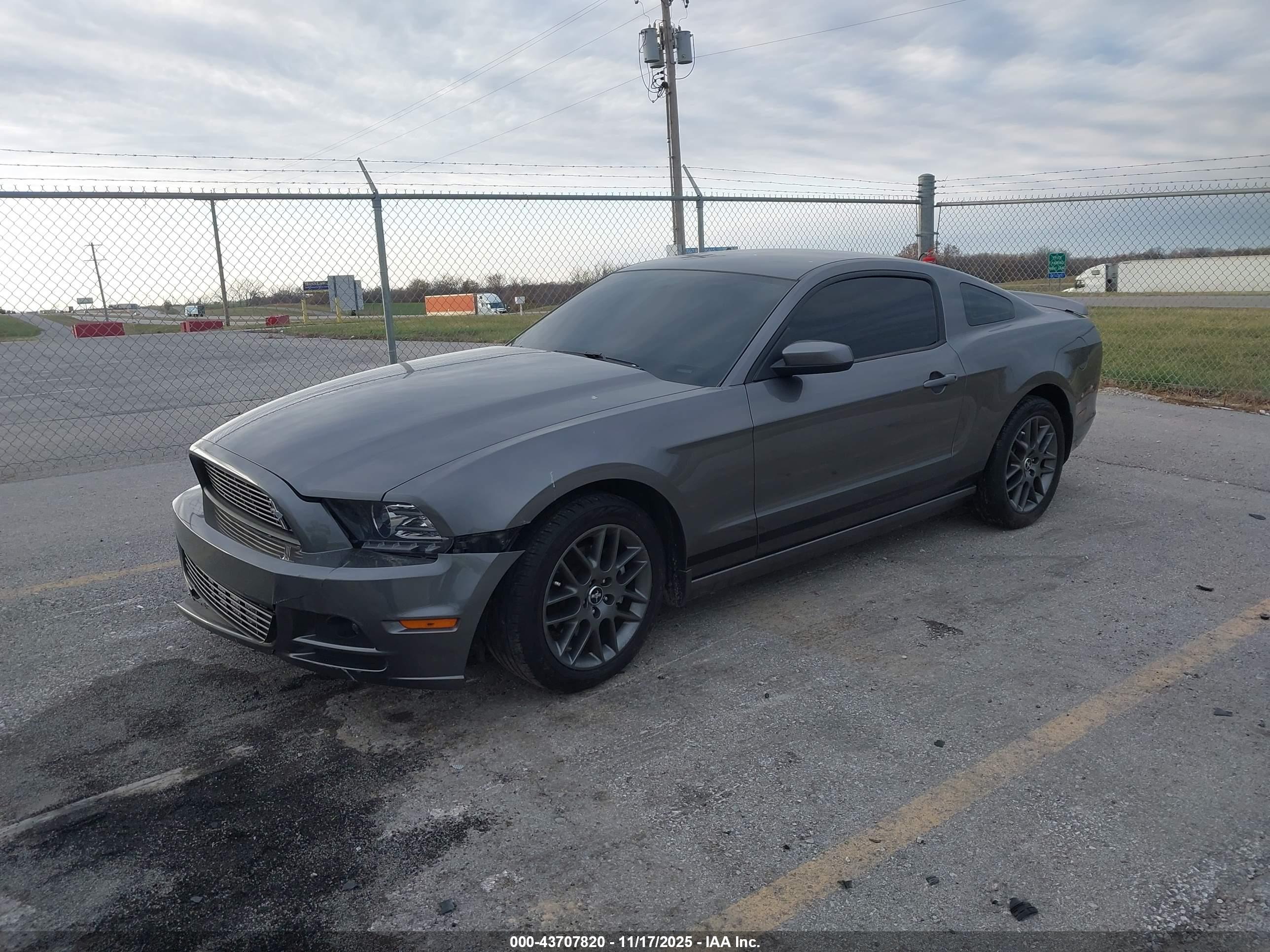 FORD MUSTANG image 2