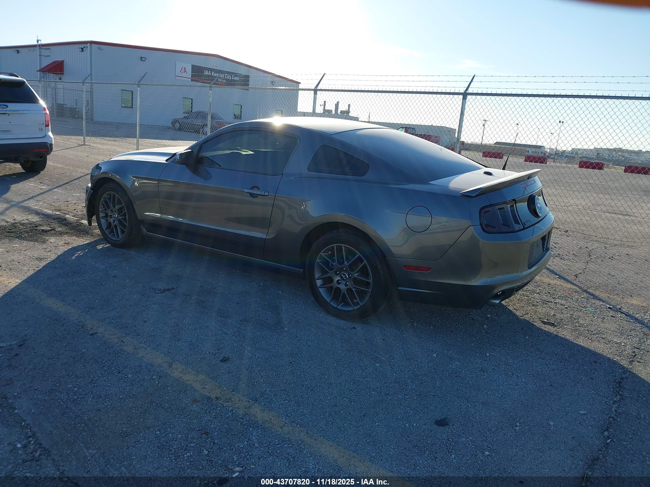 FORD MUSTANG image 3