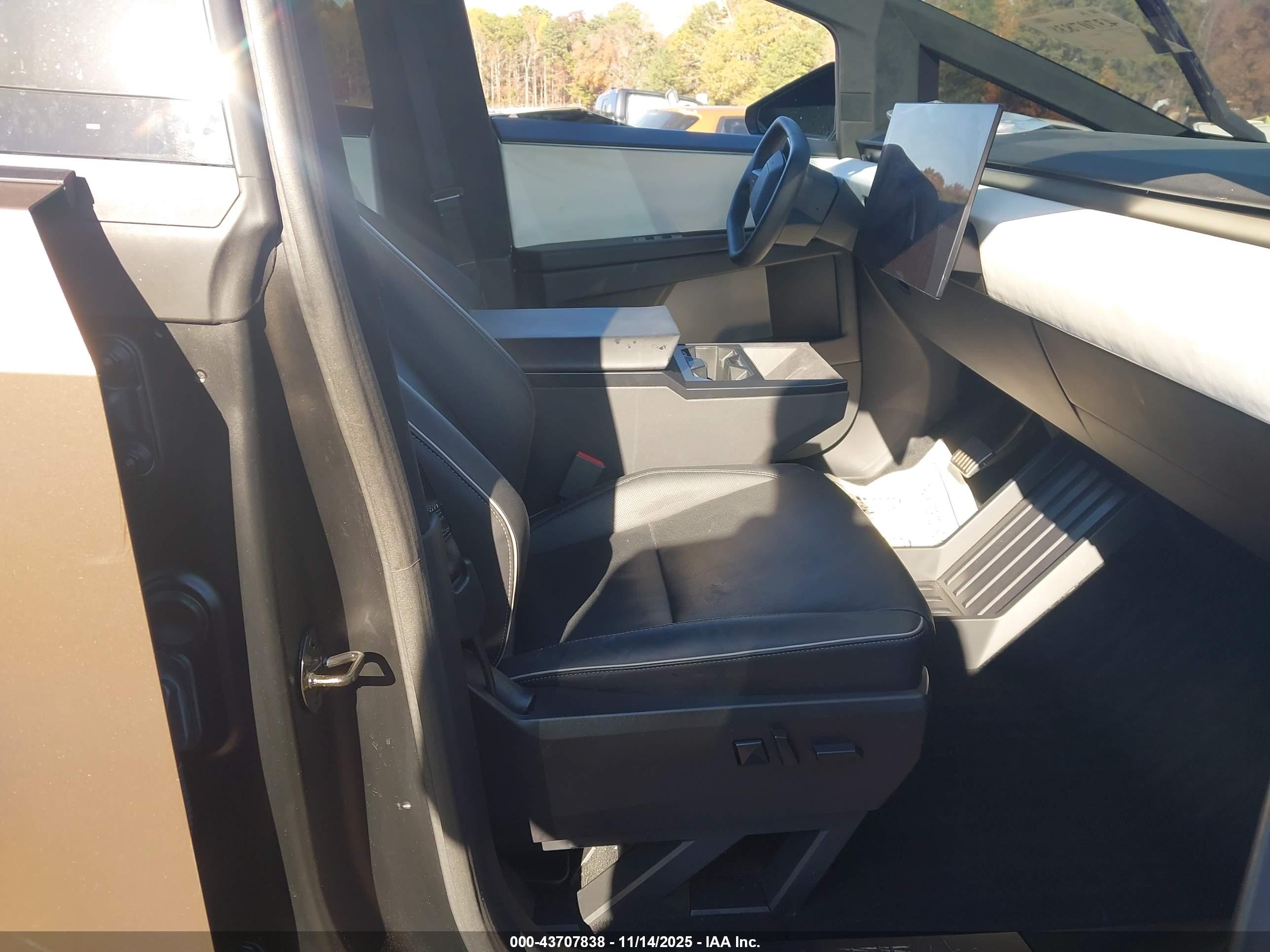 TESLA CYBERTRUCK image 5