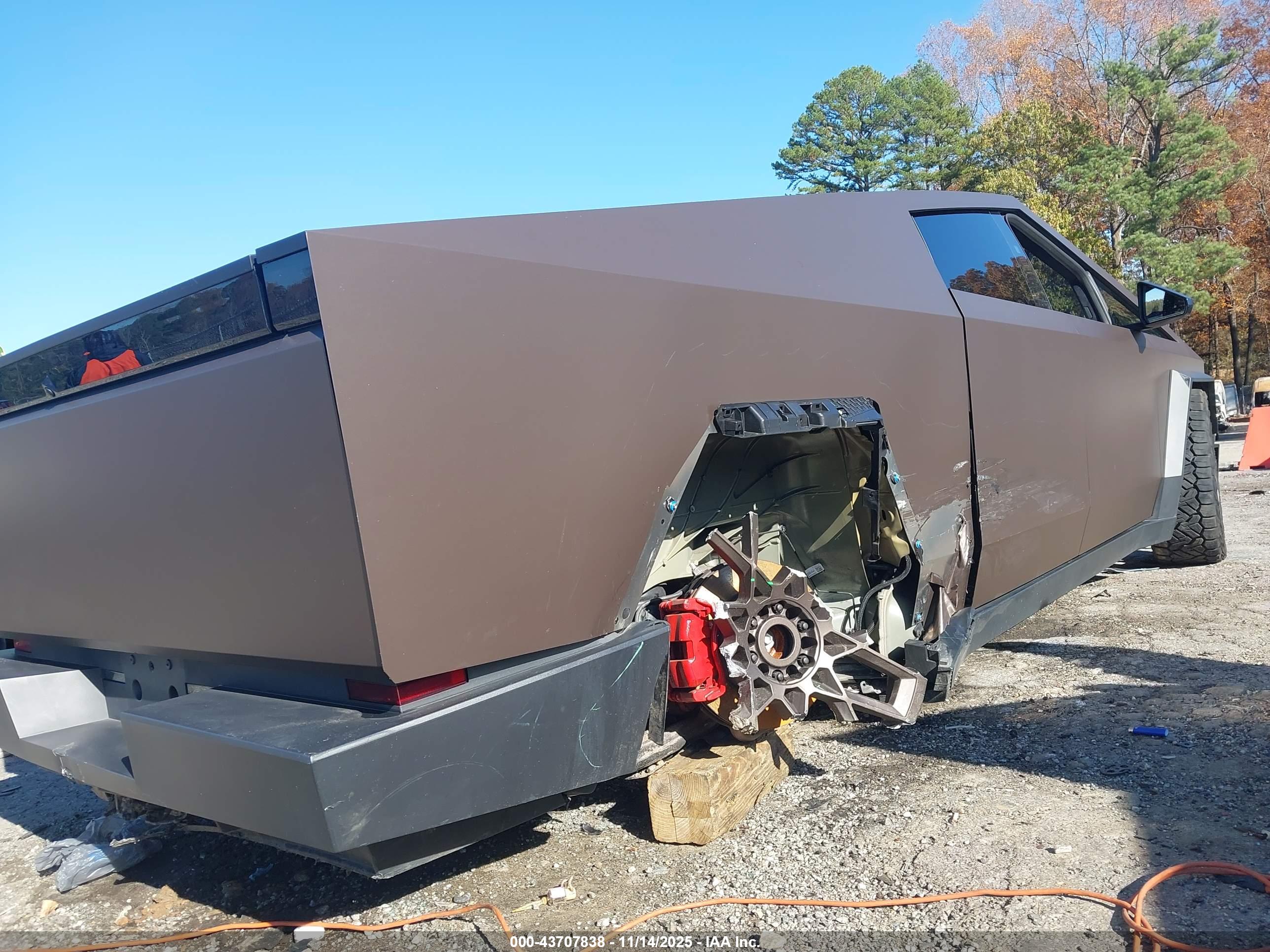 TESLA CYBERTRUCK image 6