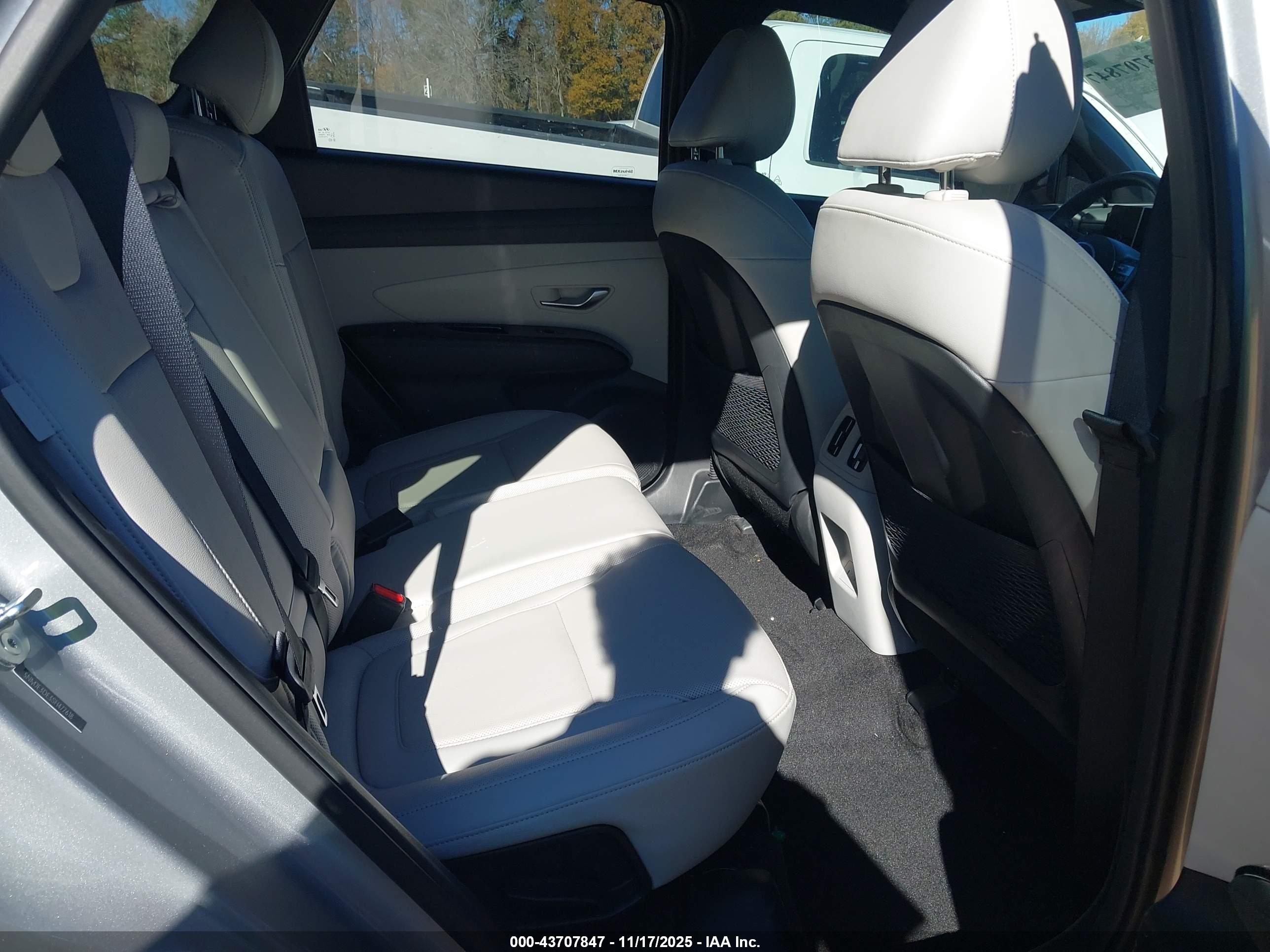 HYUNDAI TUCSON image 8