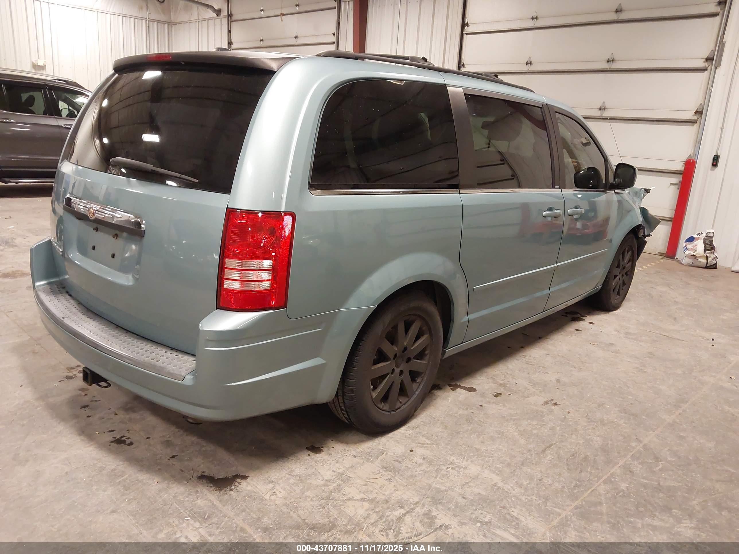 CHRYSLER TOWN image 4