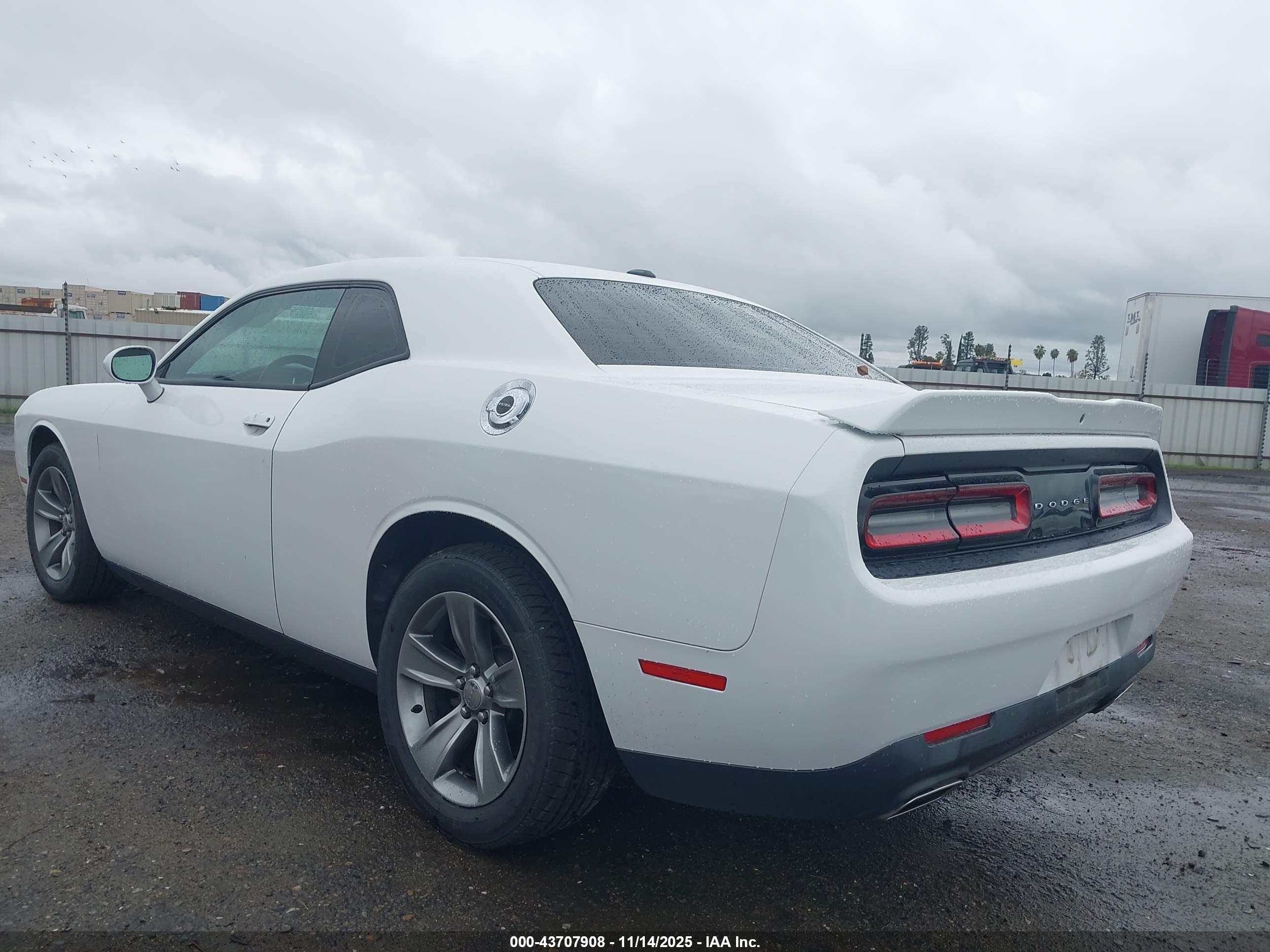 DODGE CHALLENGER image 3