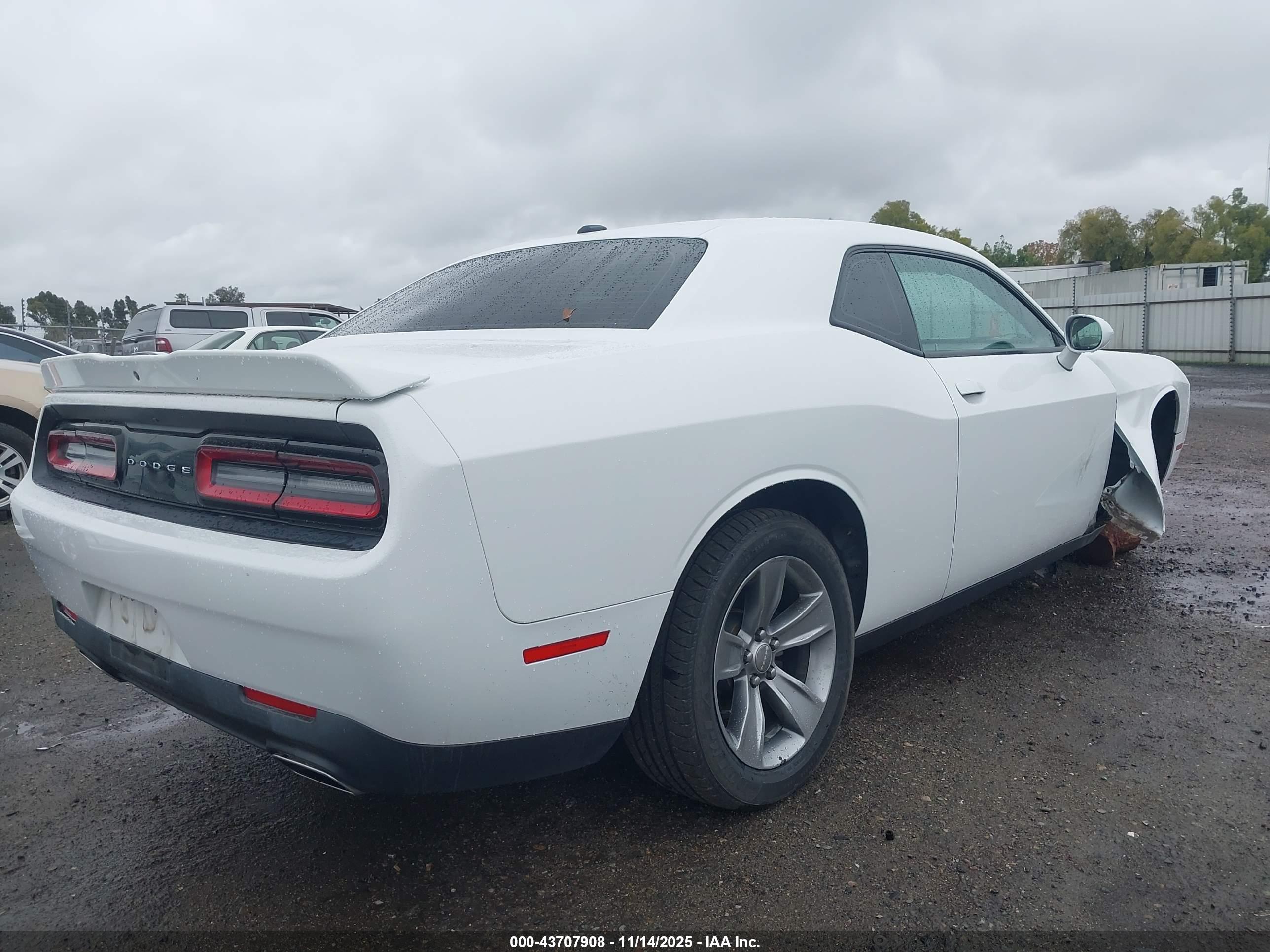 DODGE CHALLENGER image 4