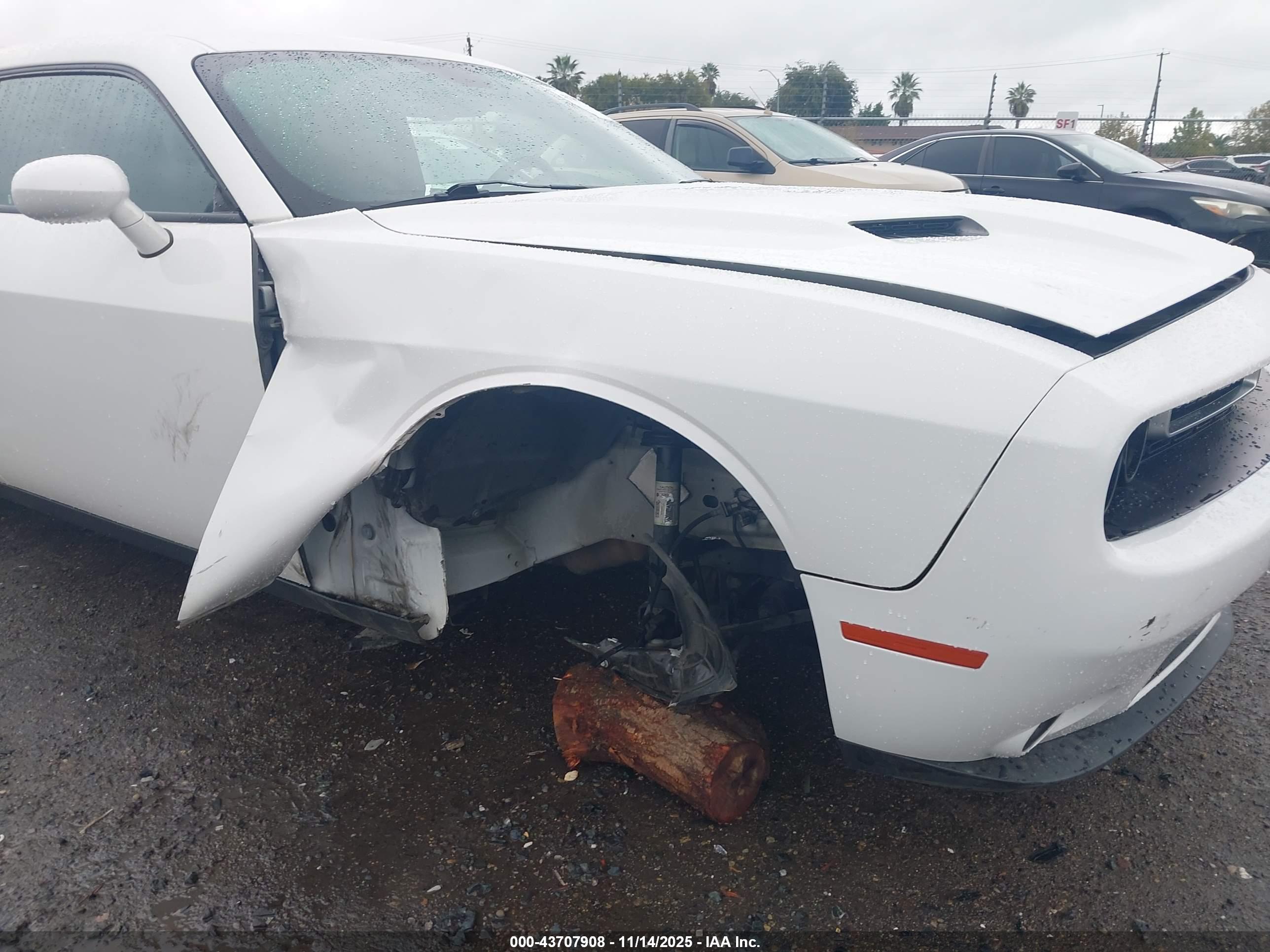 DODGE CHALLENGER image 6