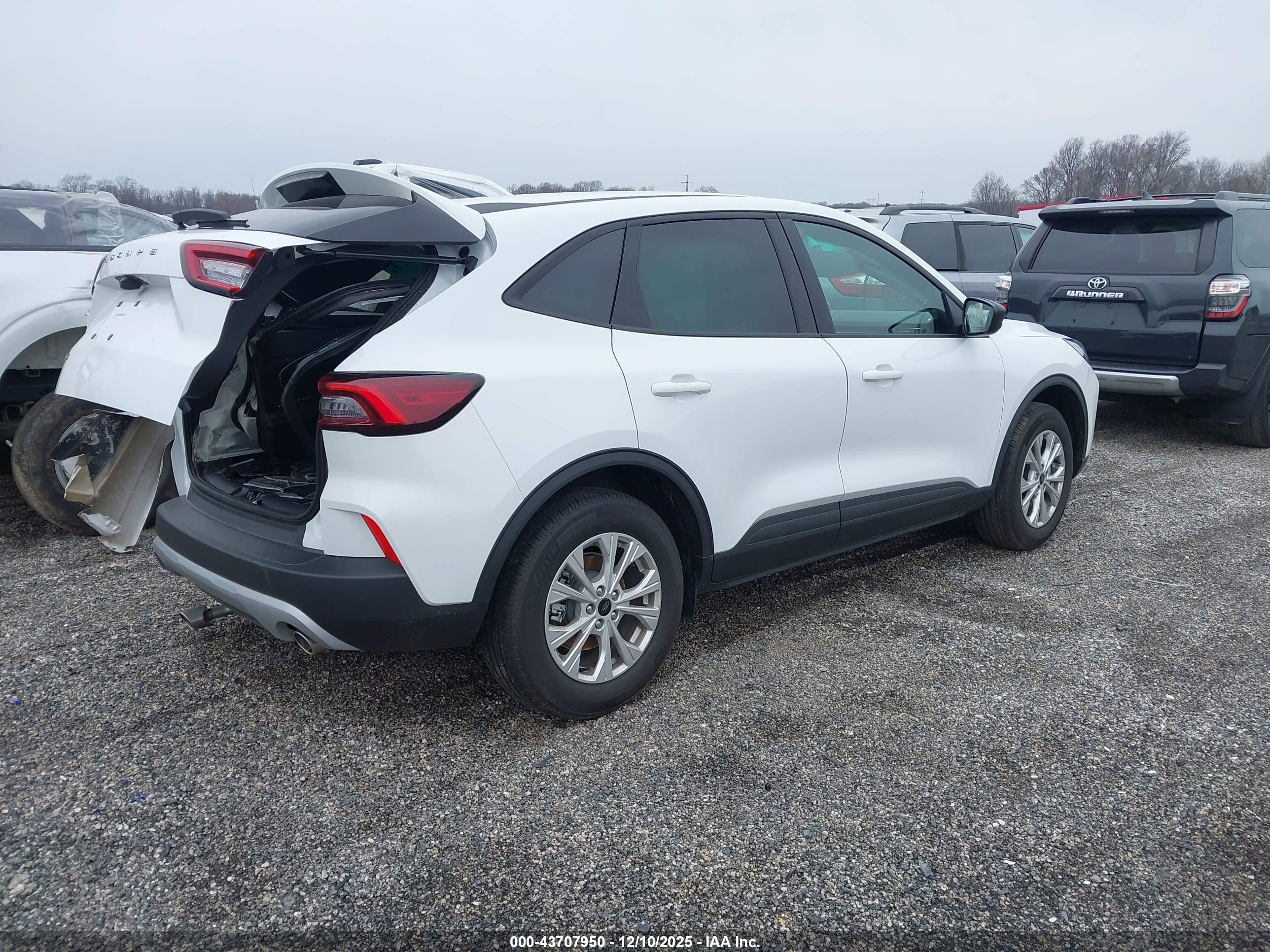 FORD ESCAPE image 4