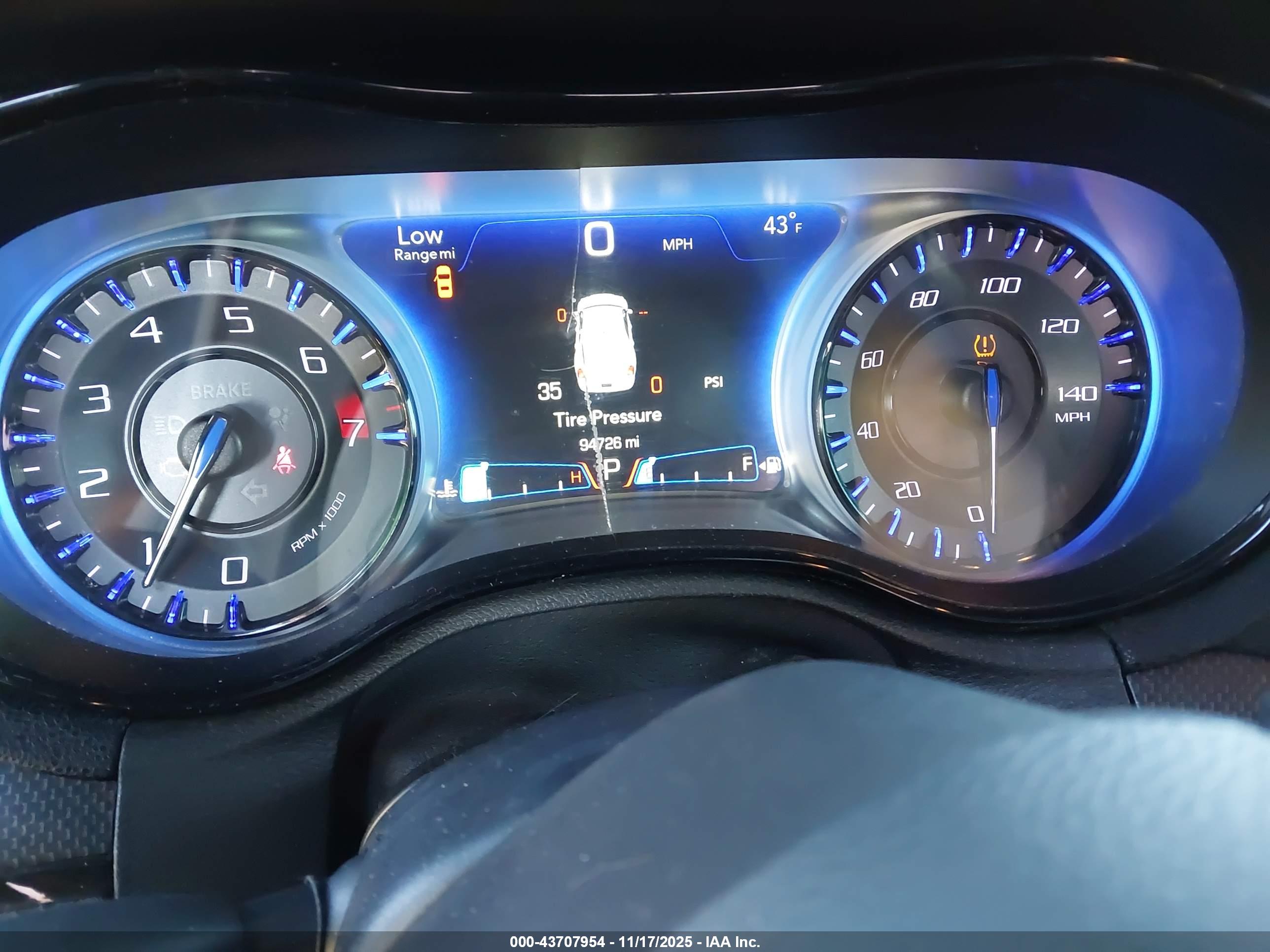 CHRYSLER 300 image 7