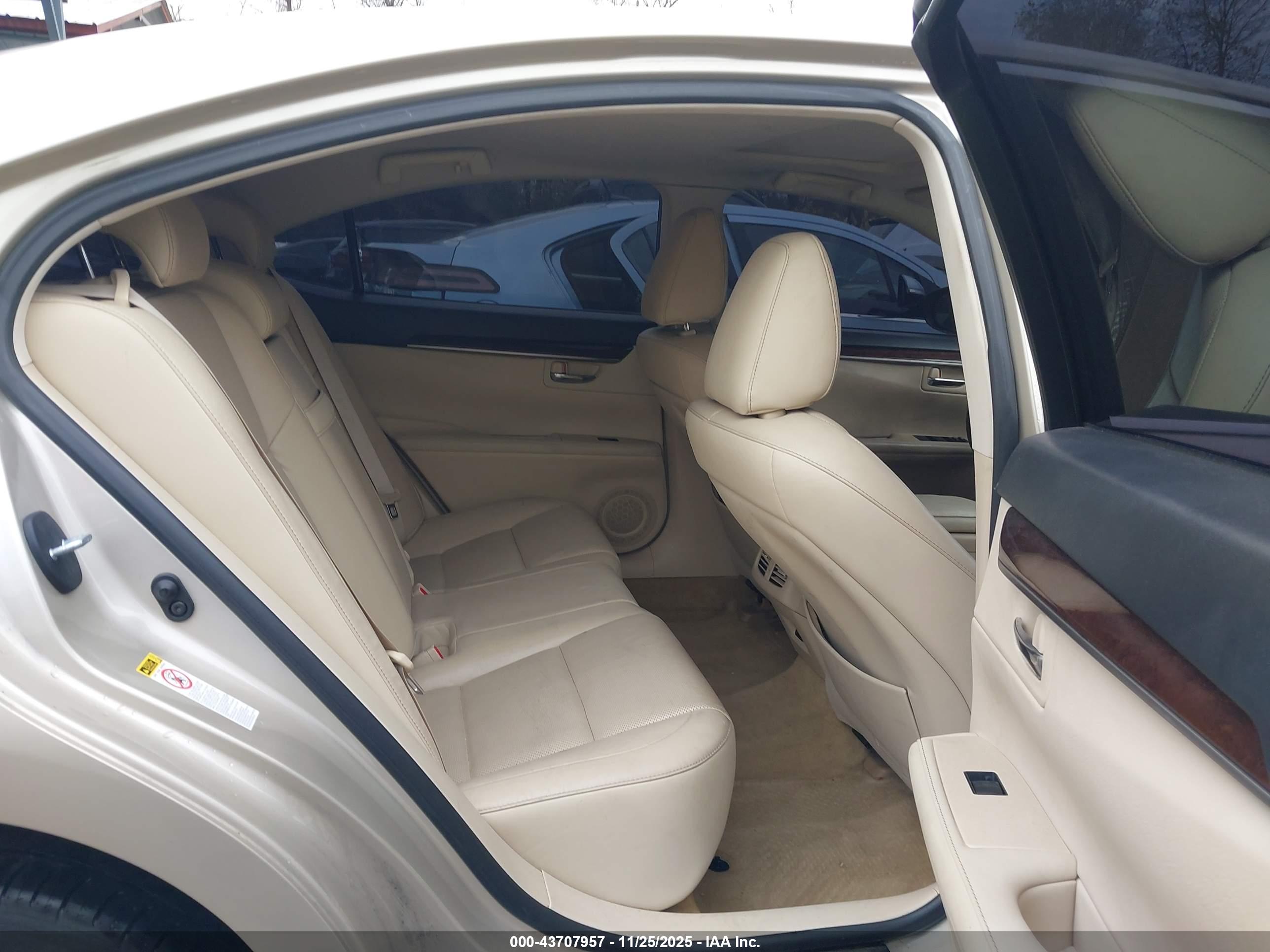 LEXUS ES image 8