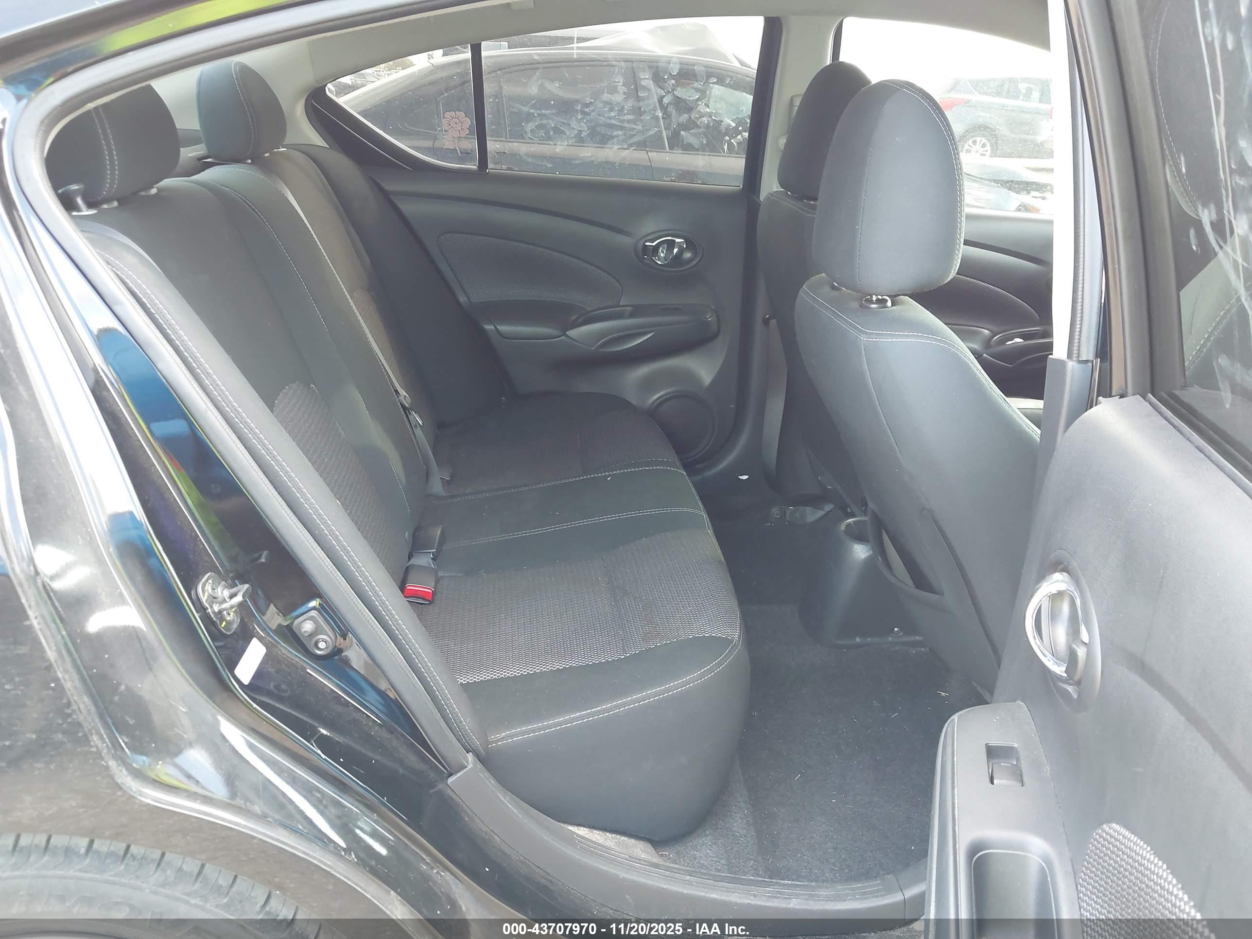 NISSAN VERSA image 8
