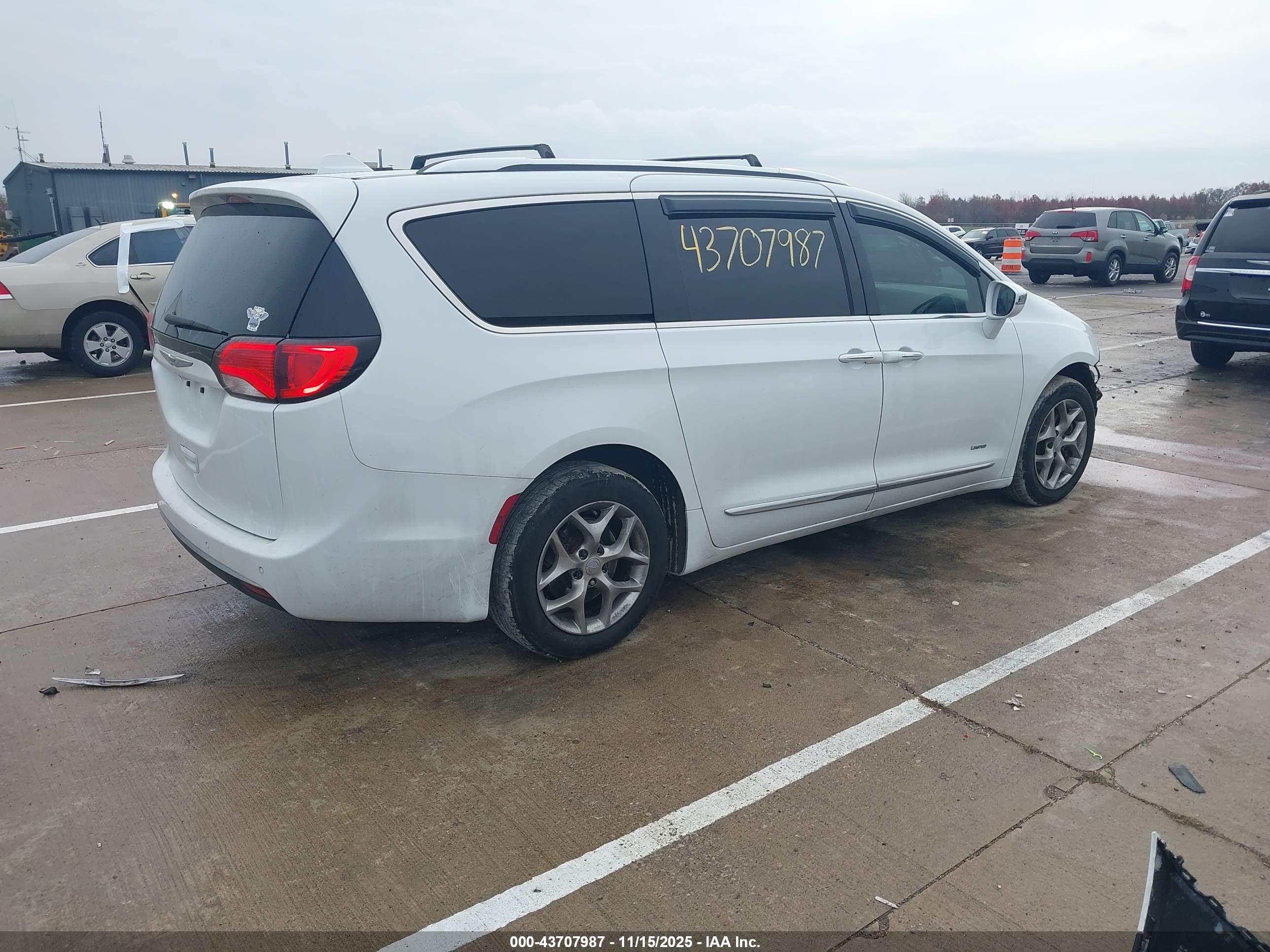 CHRYSLER PACIFICA image 4