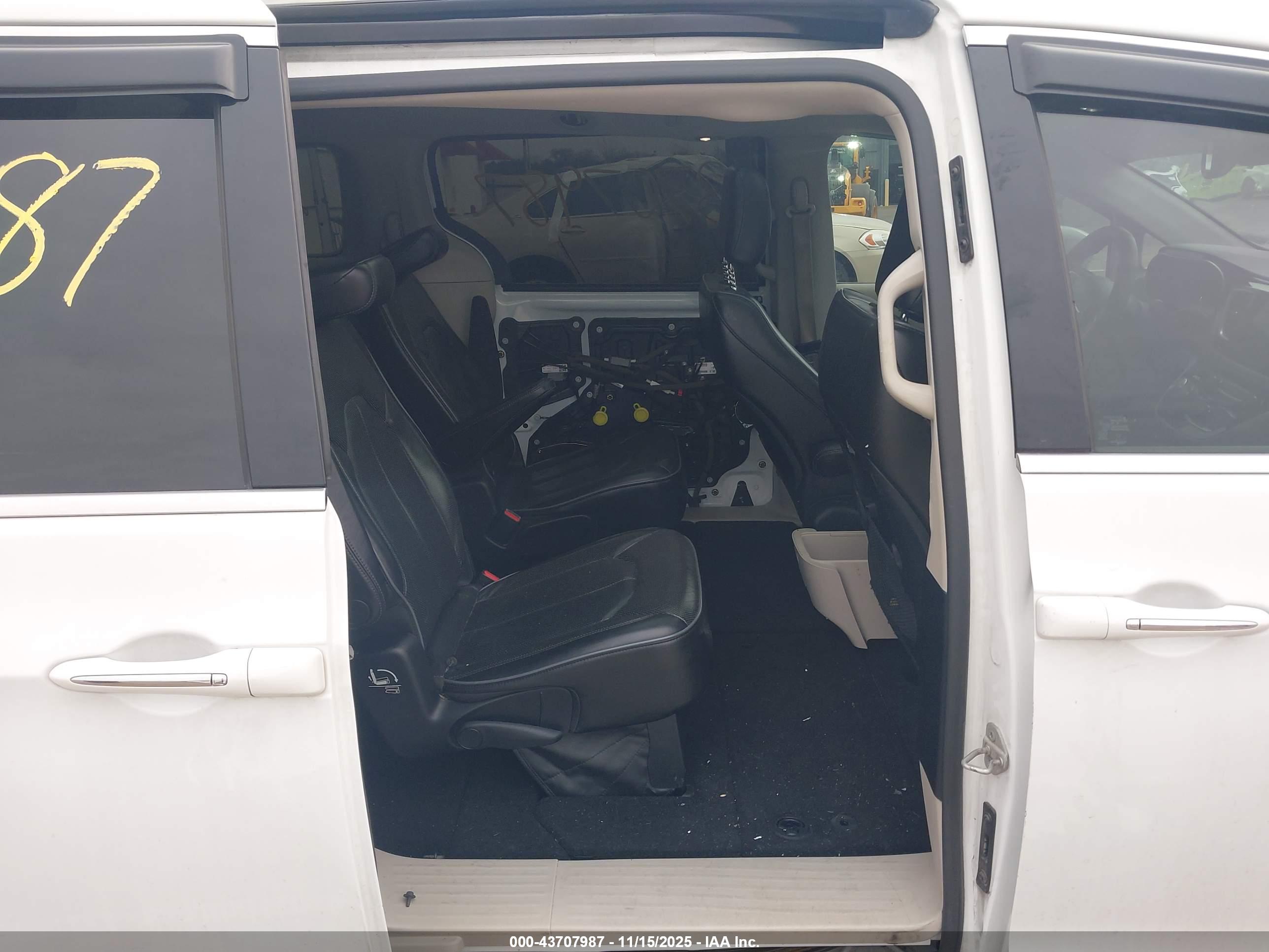 CHRYSLER PACIFICA image 8