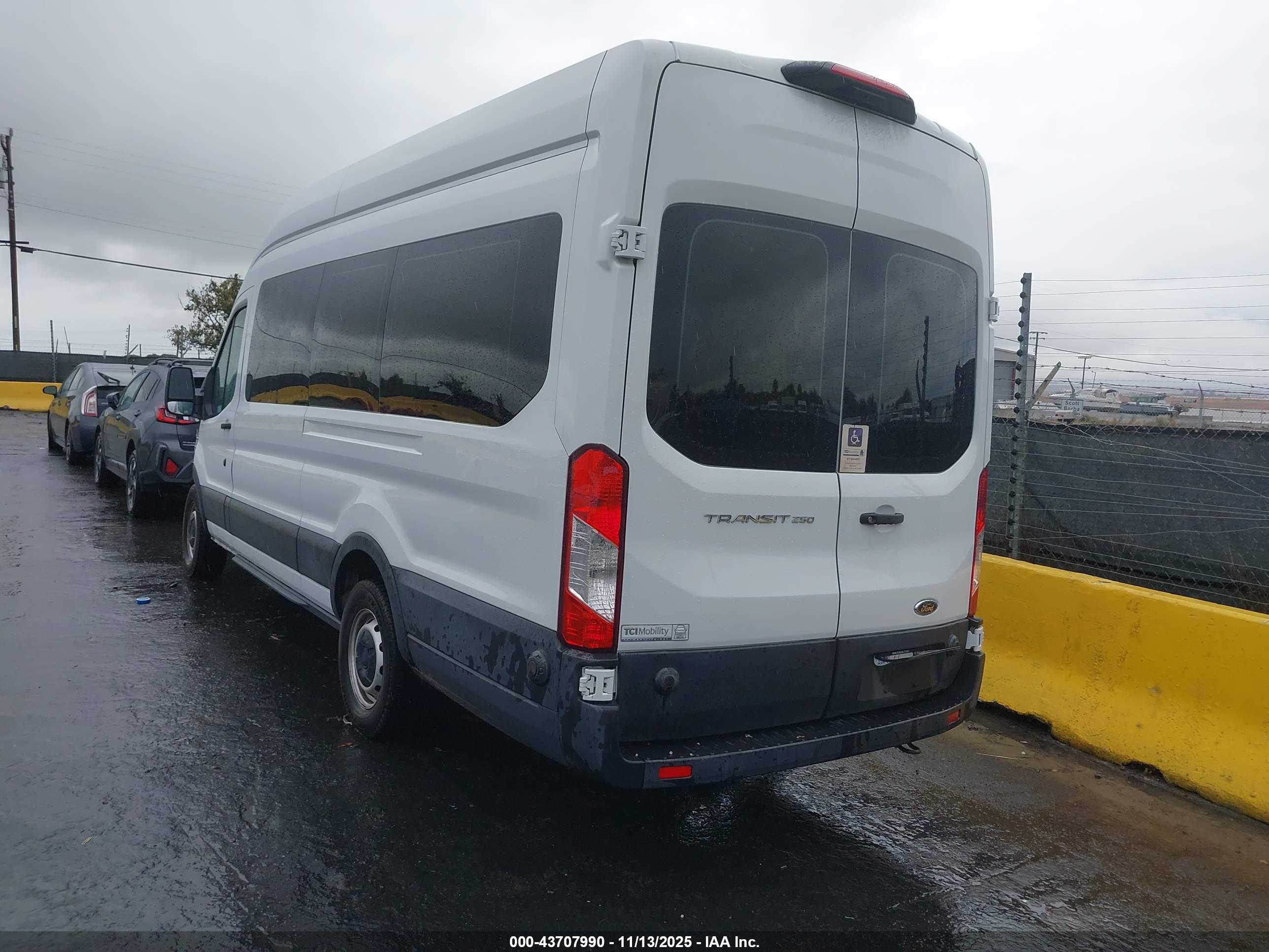 FORD TRANSIT-250 image 3