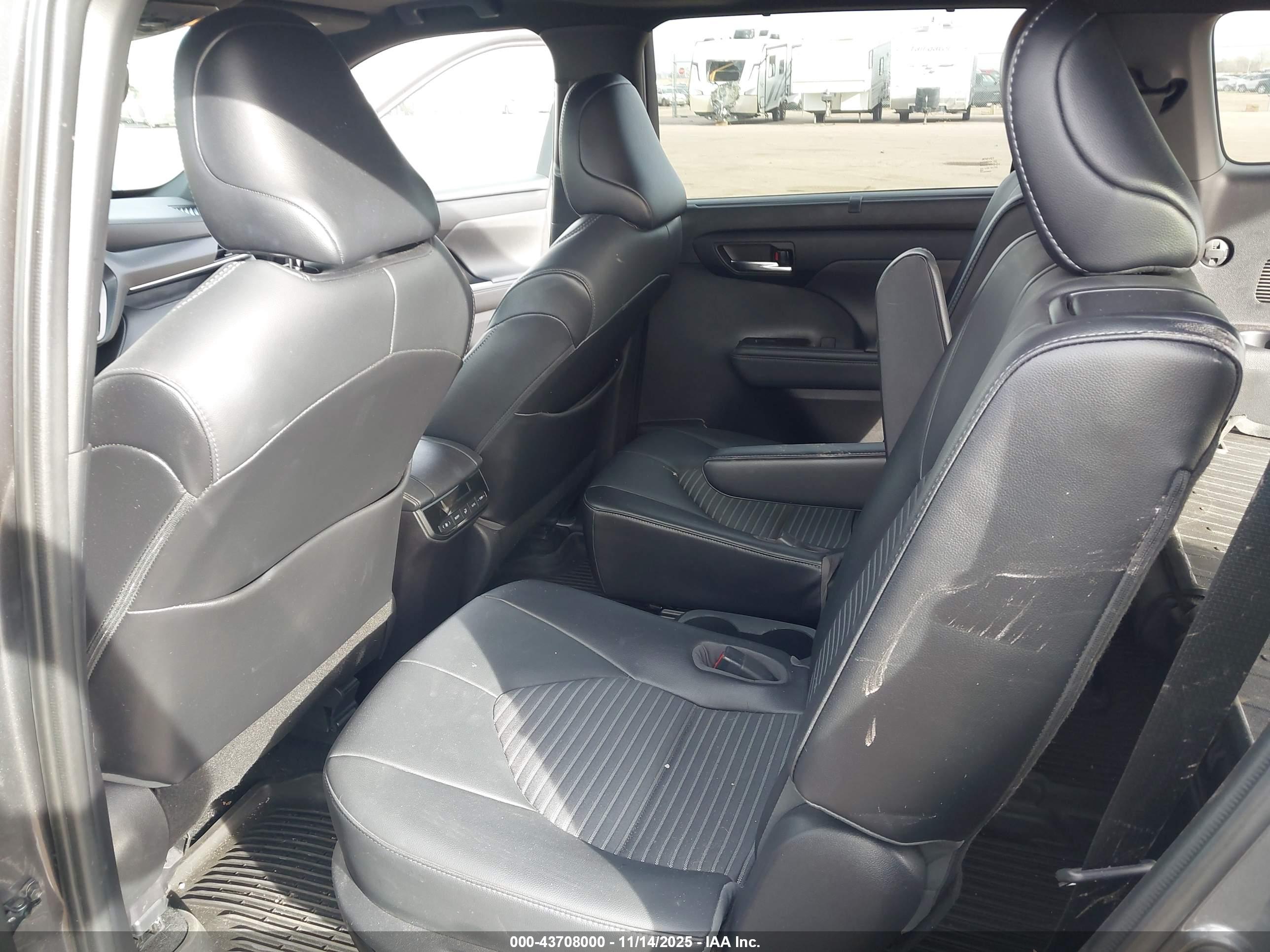TOYOTA HIGHLANDER image 8