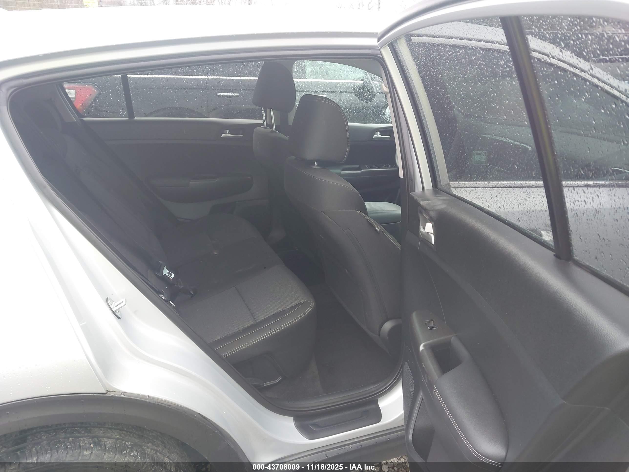 KIA SPORTAGE image 8