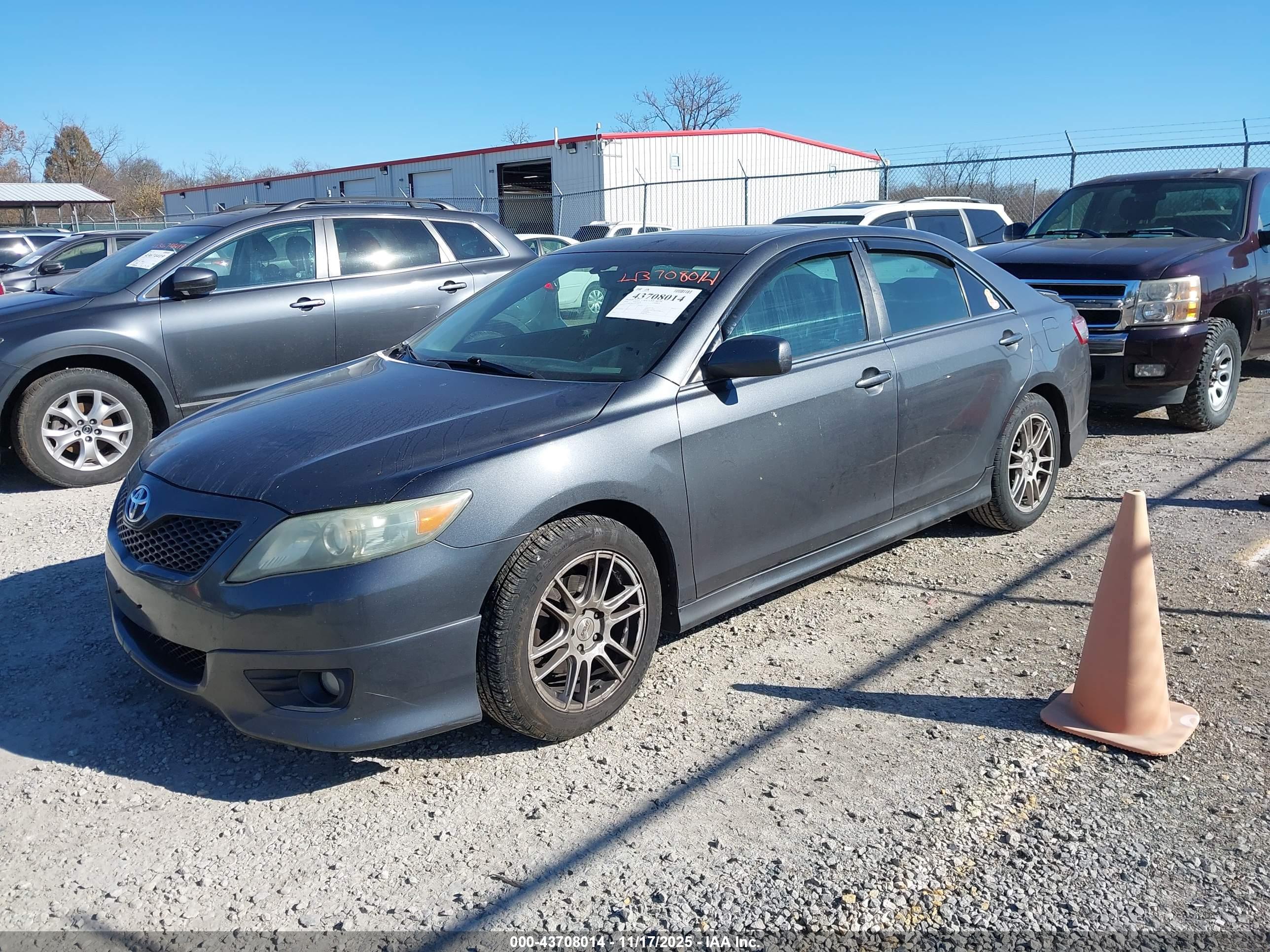 TOYOTA CAMRY image 2