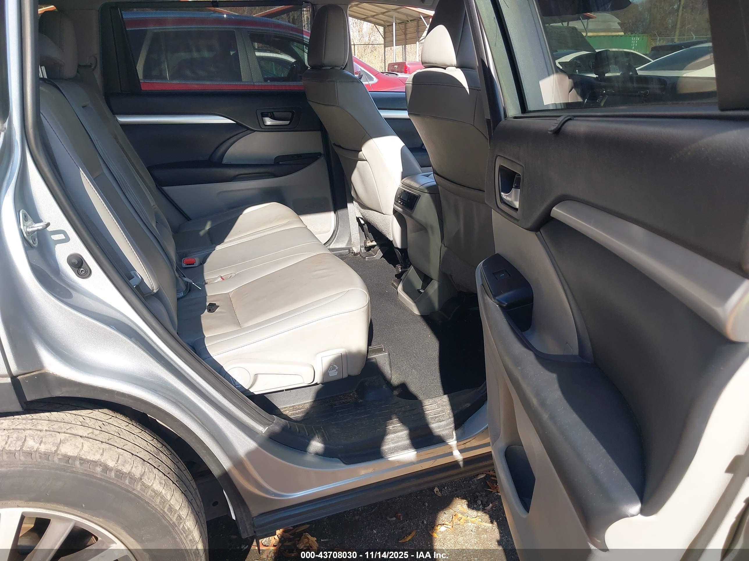 TOYOTA HIGHLANDER image 8