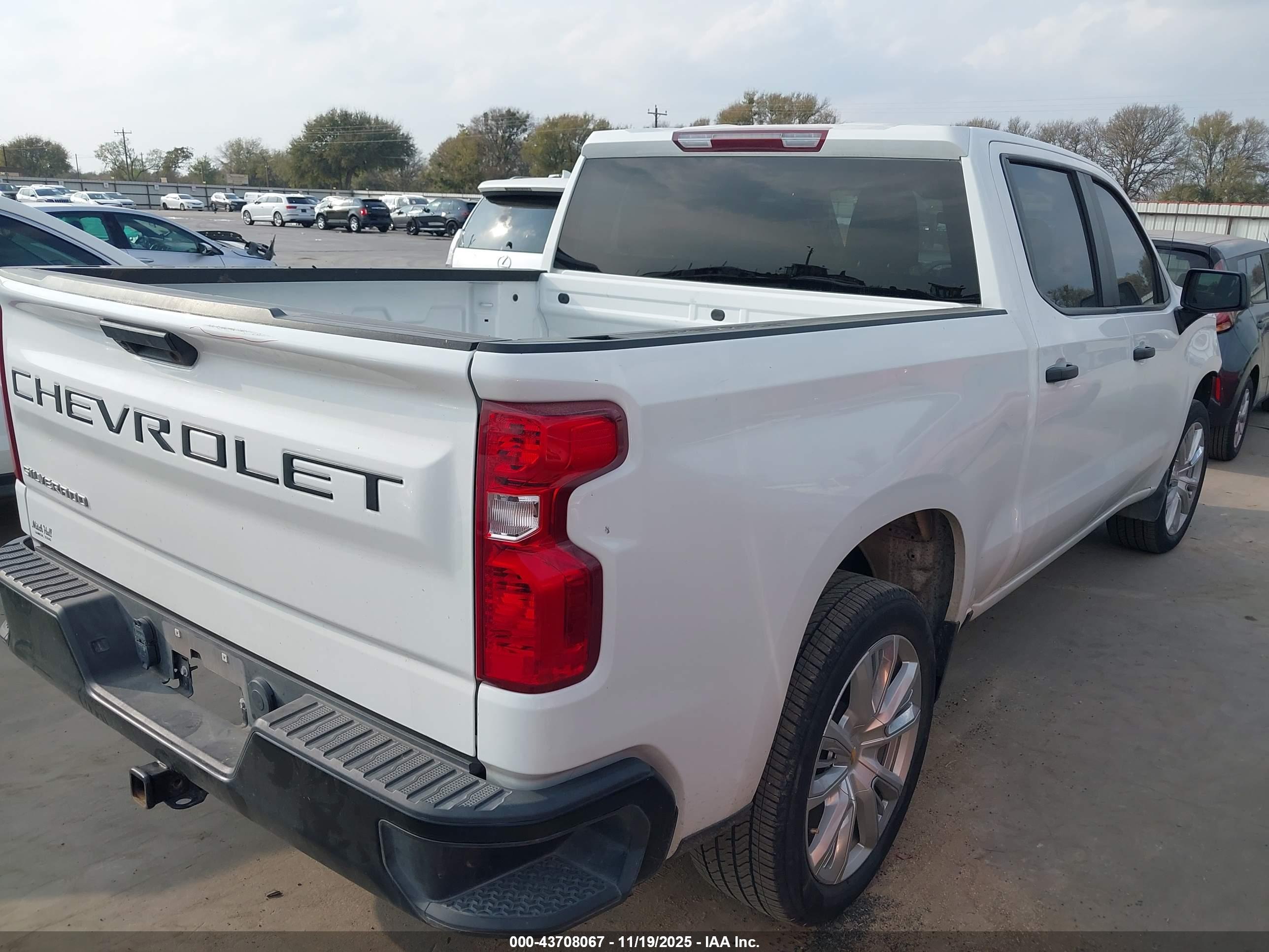 CHEVROLET SILVERADO image 4
