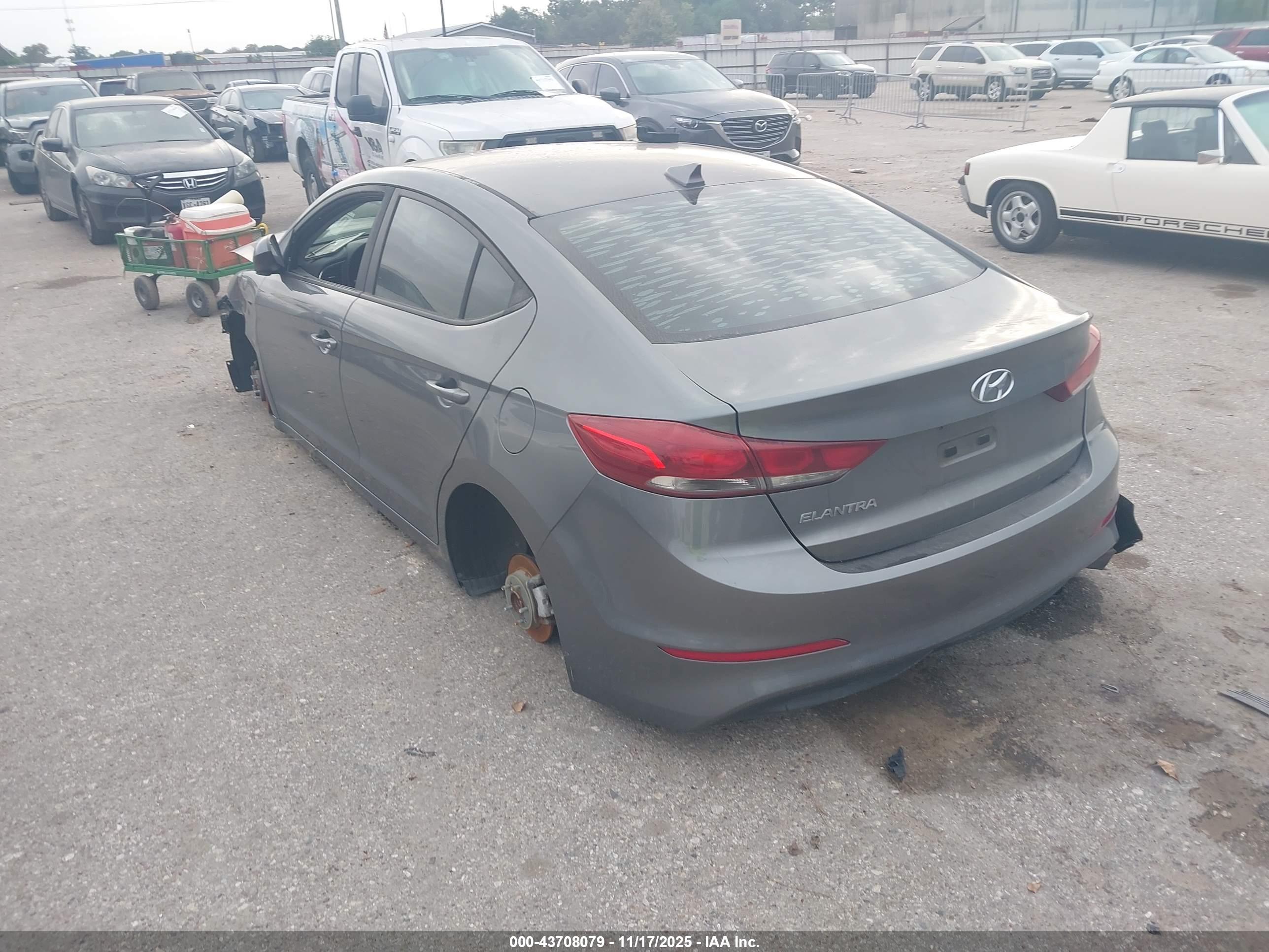 HYUNDAI ELANTRA image 3