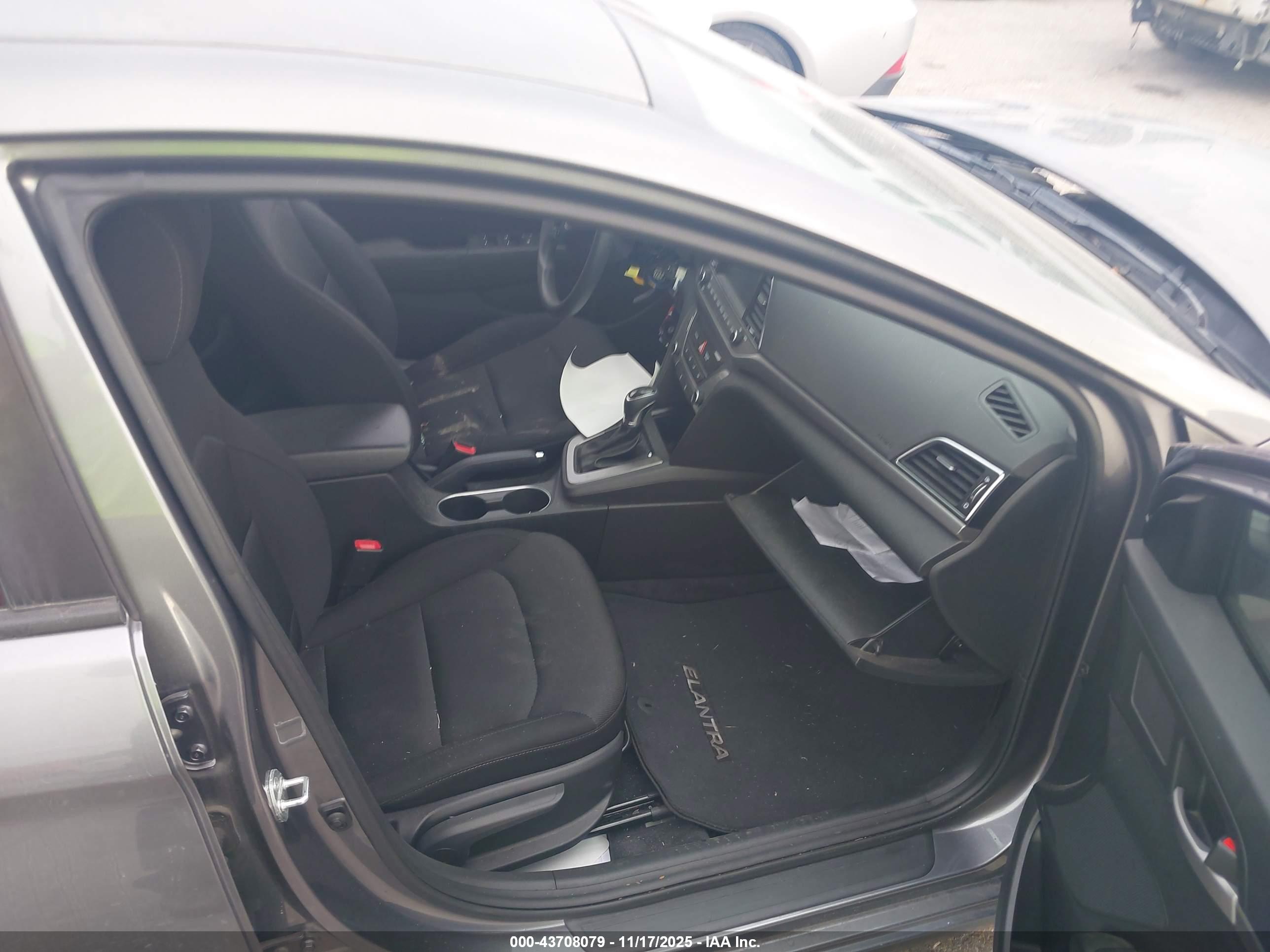 HYUNDAI ELANTRA image 5