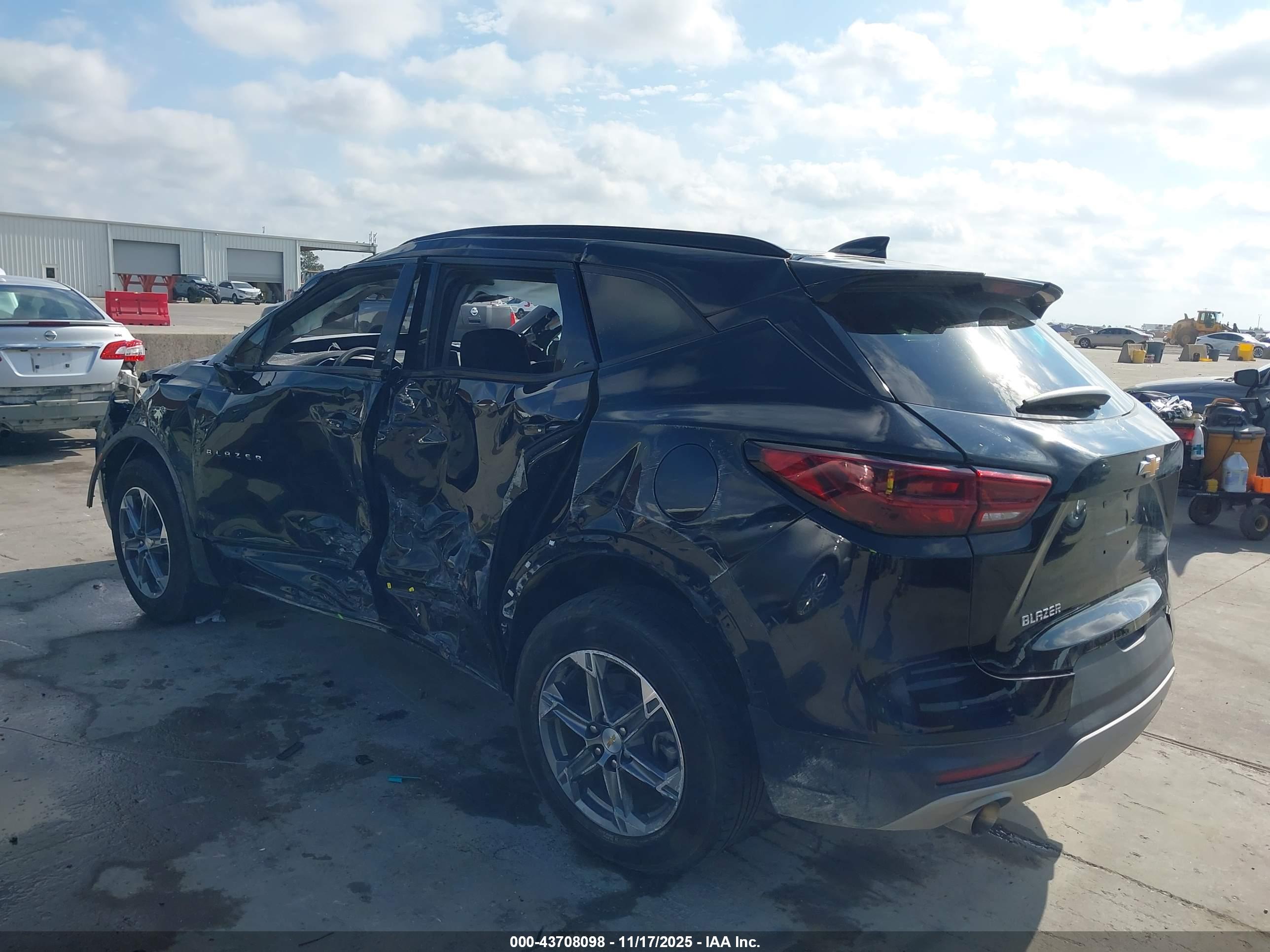 CHEVROLET BLAZER image 3