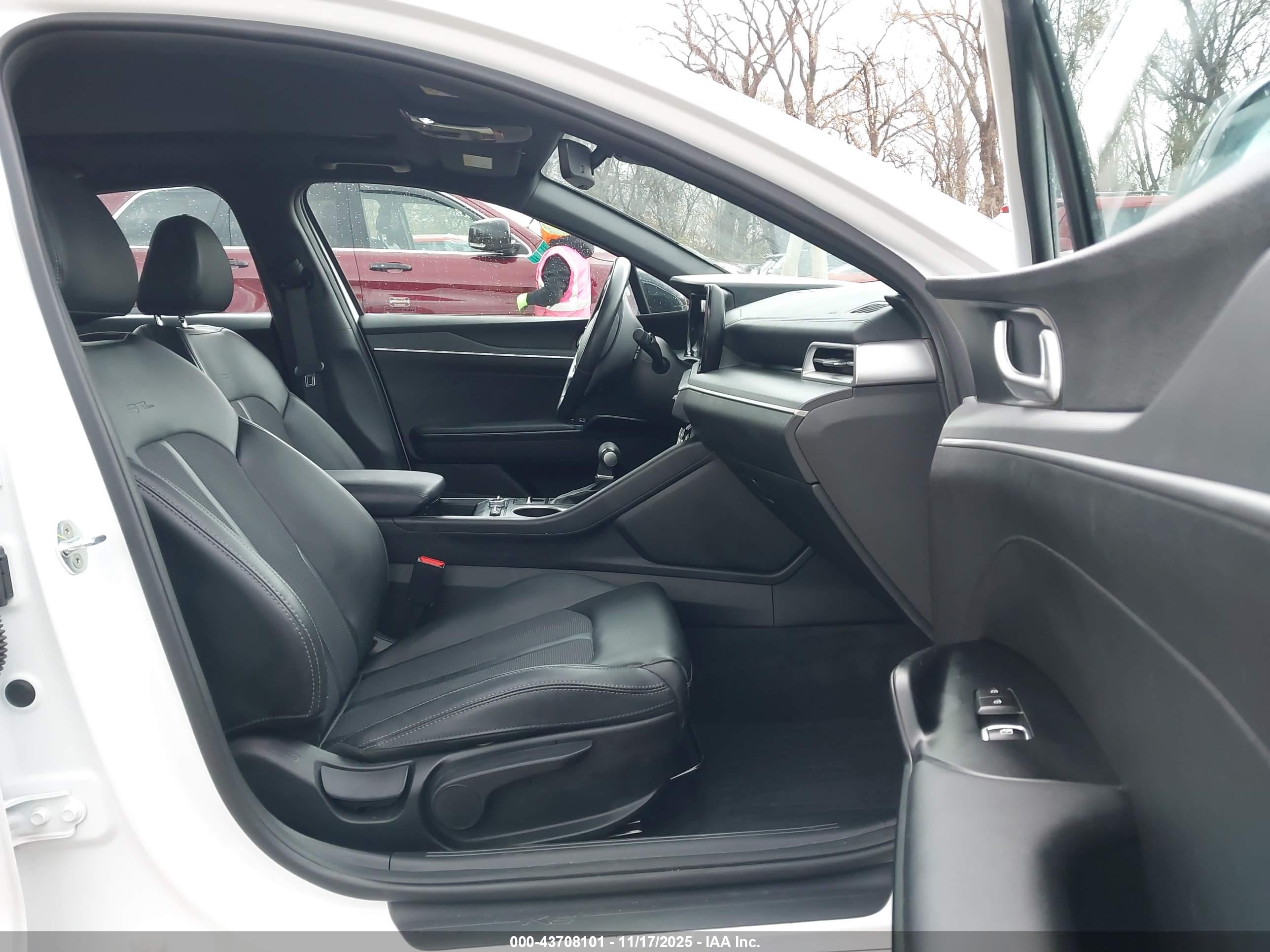 KIA K5 image 5