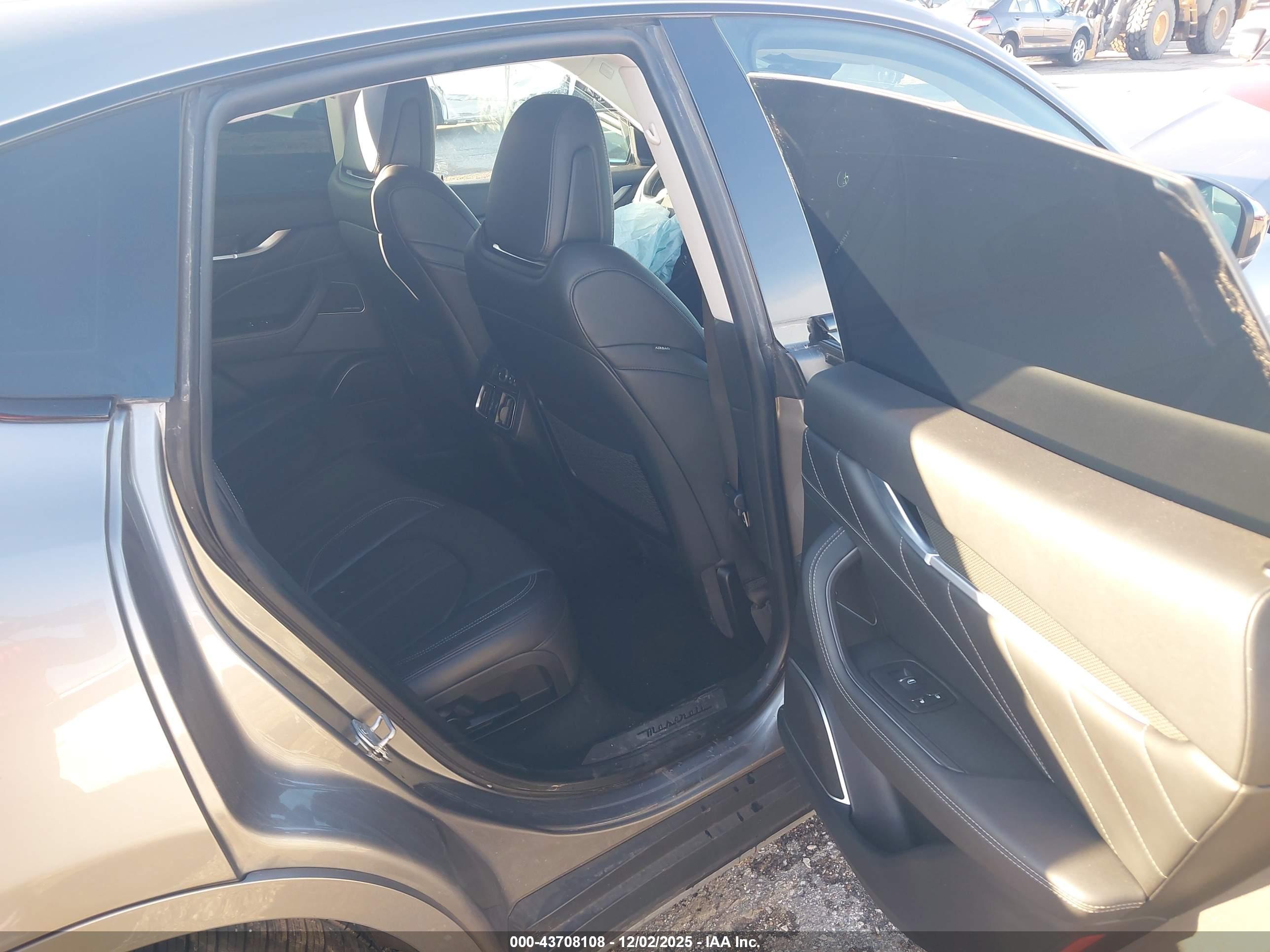 MASERATI LEVANTE image 8