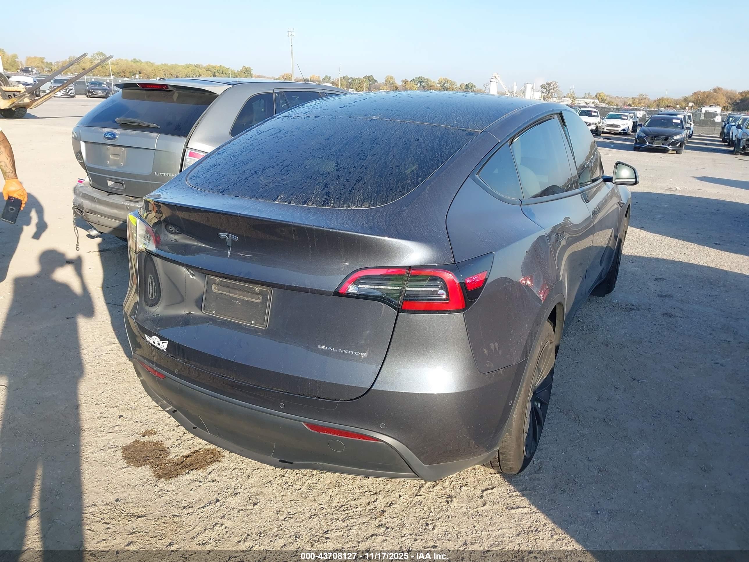 TESLA MODEL image 4