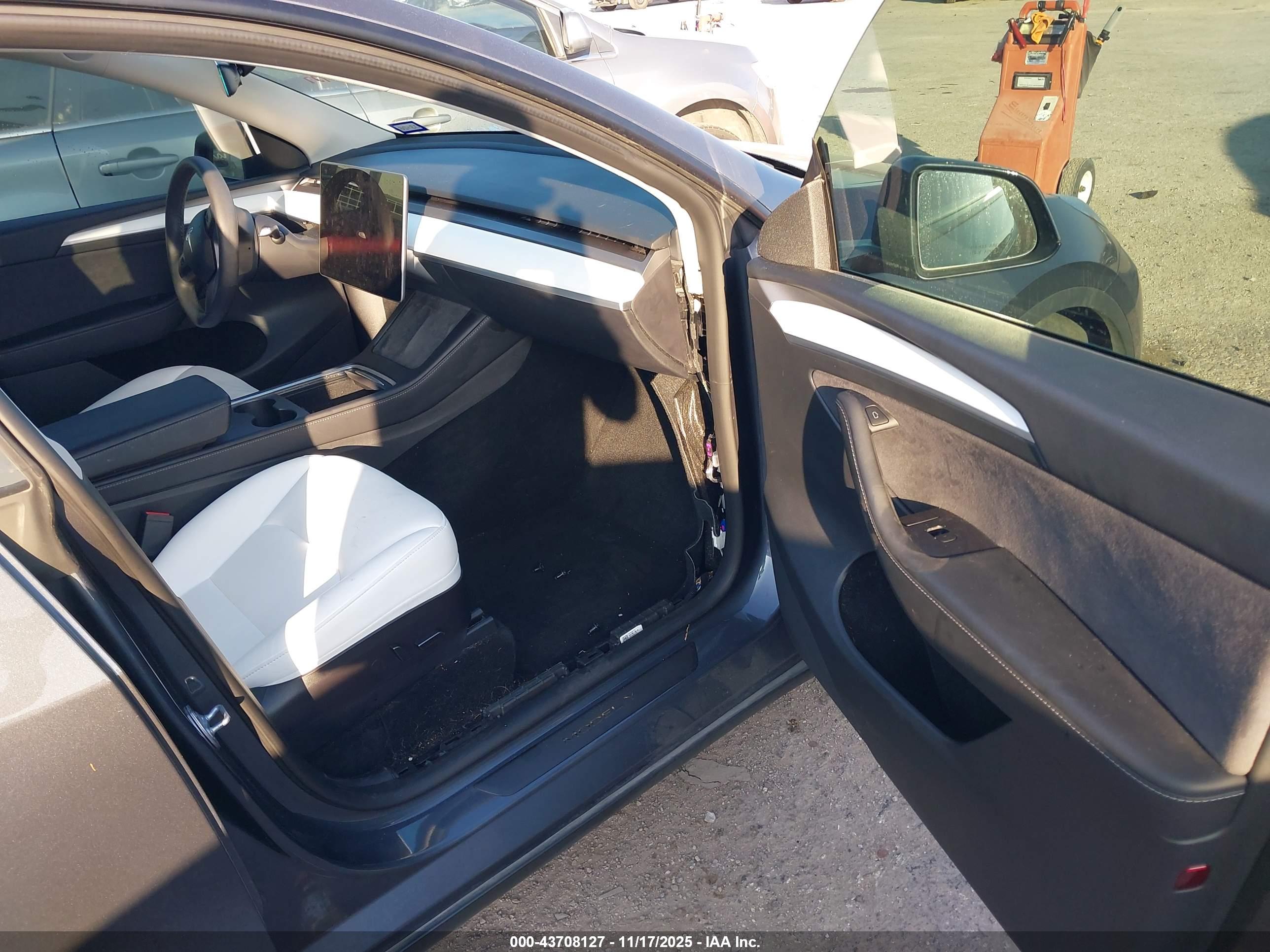 TESLA MODEL image 5