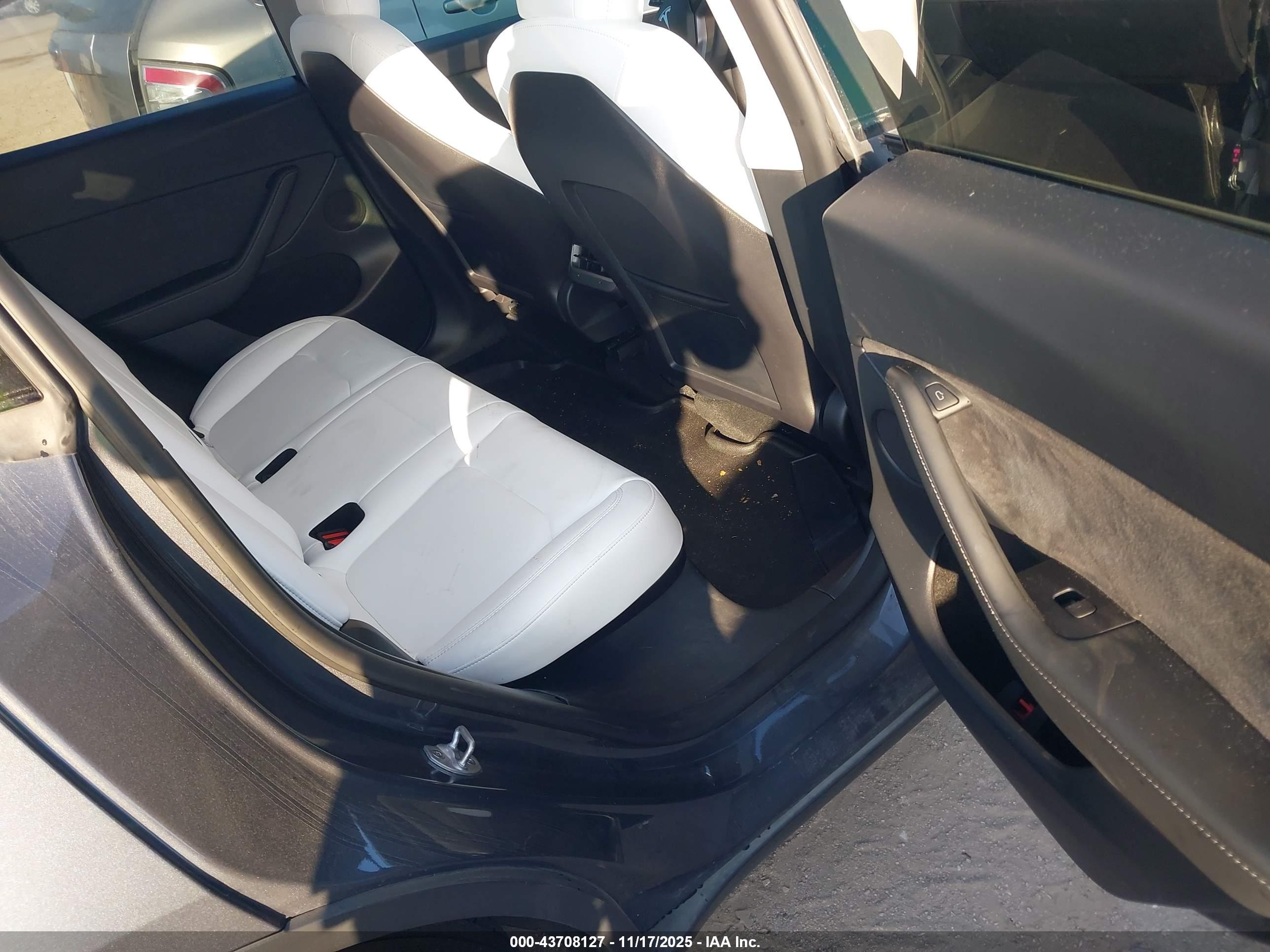 TESLA MODEL image 8