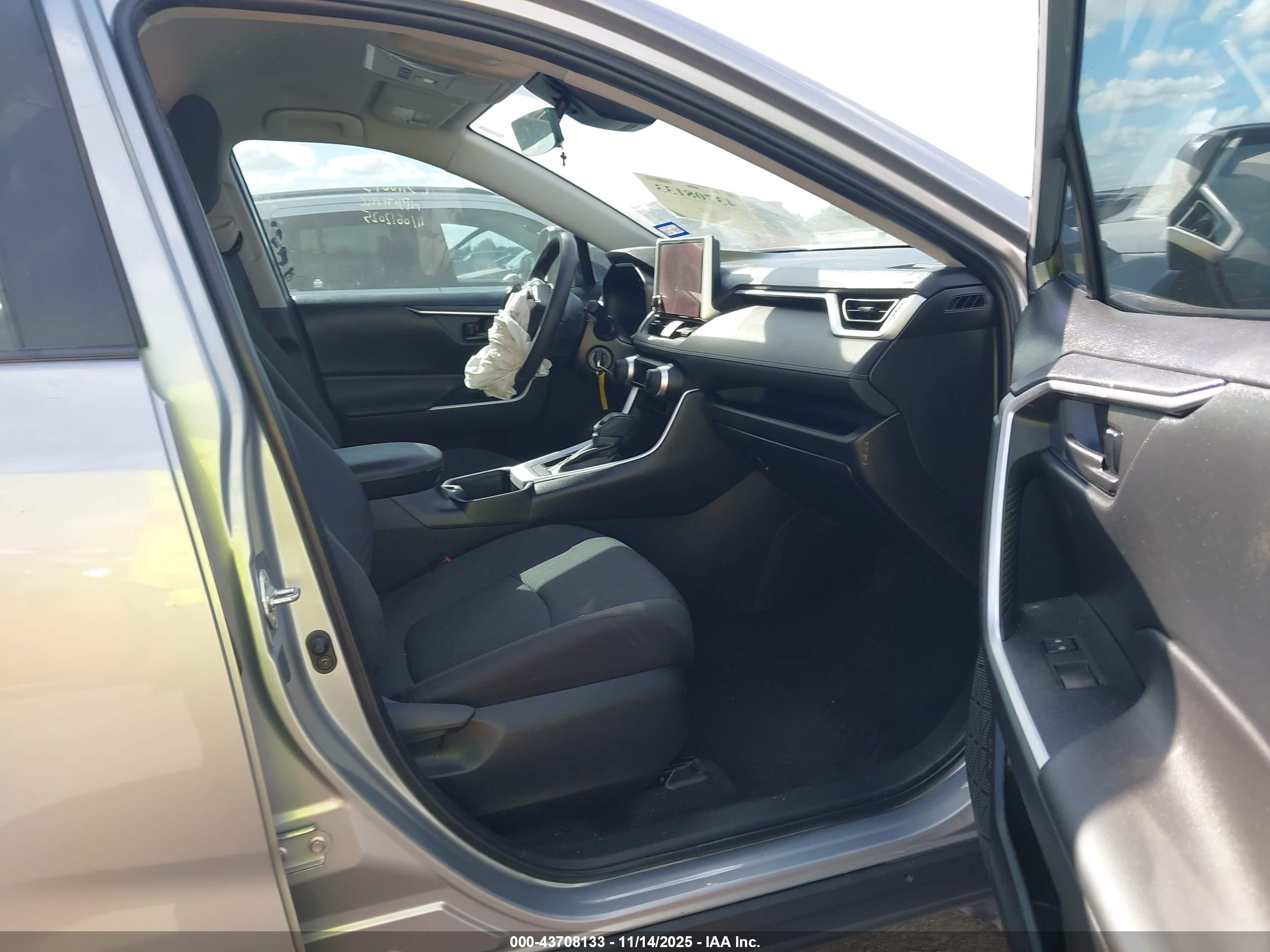 TOYOTA RAV4 image 5