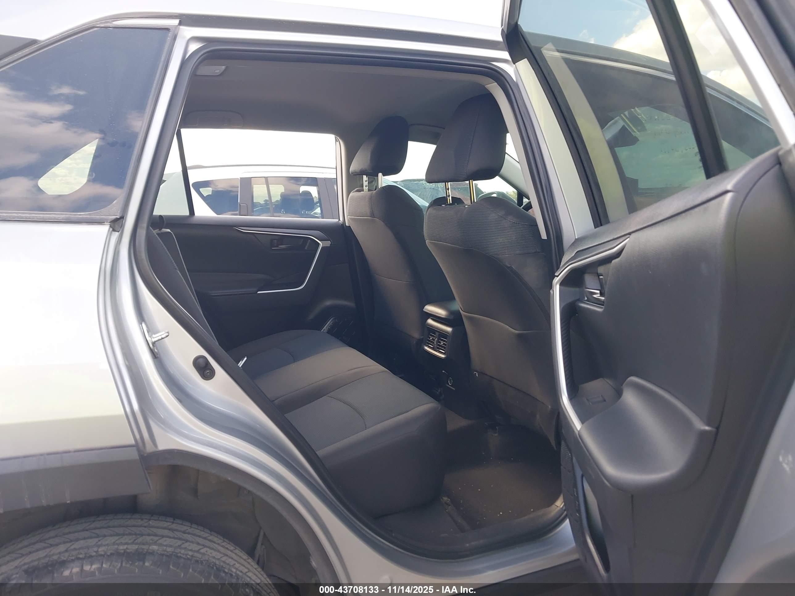 TOYOTA RAV4 image 8