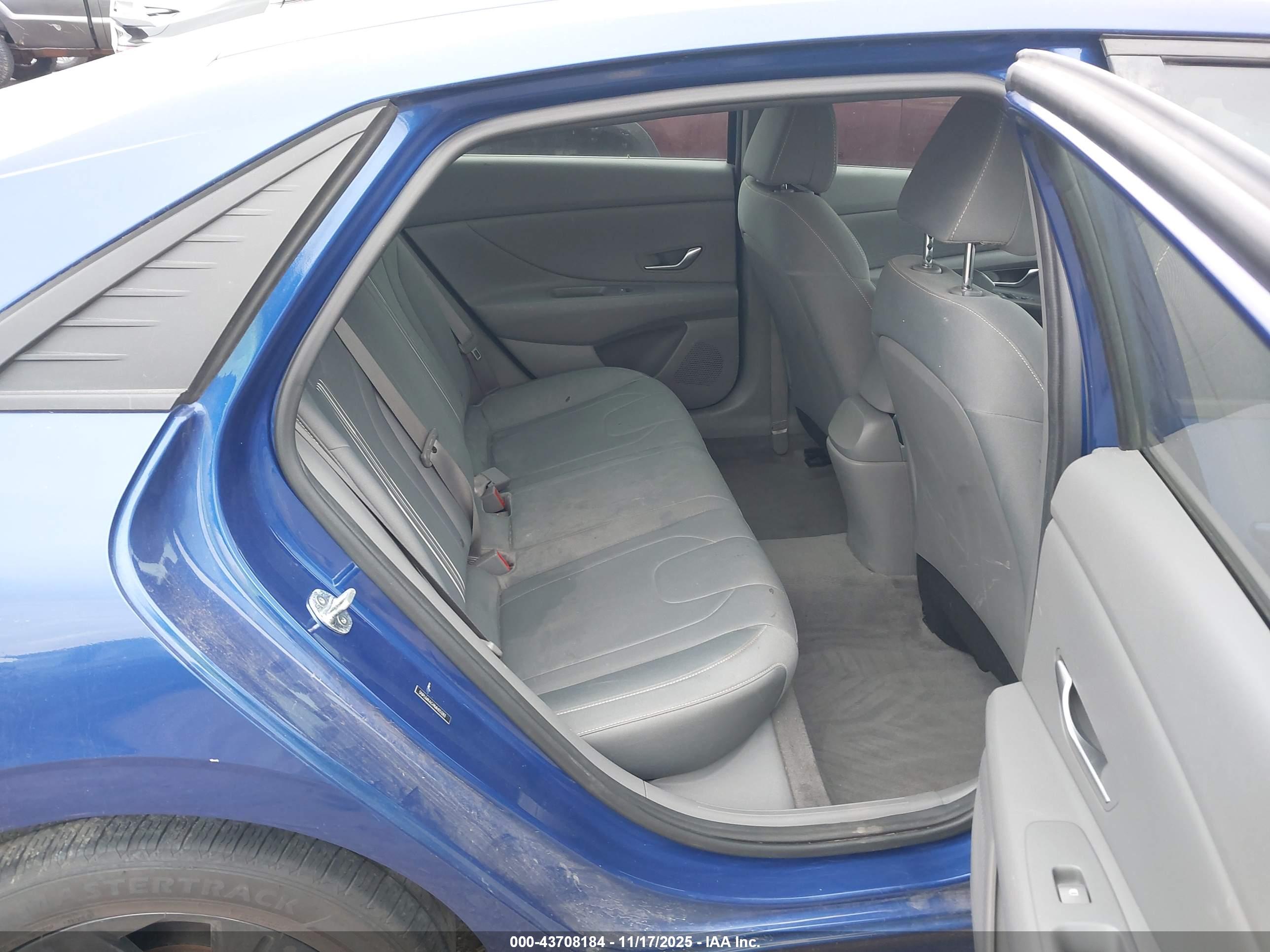 HYUNDAI ELANTRA image 8
