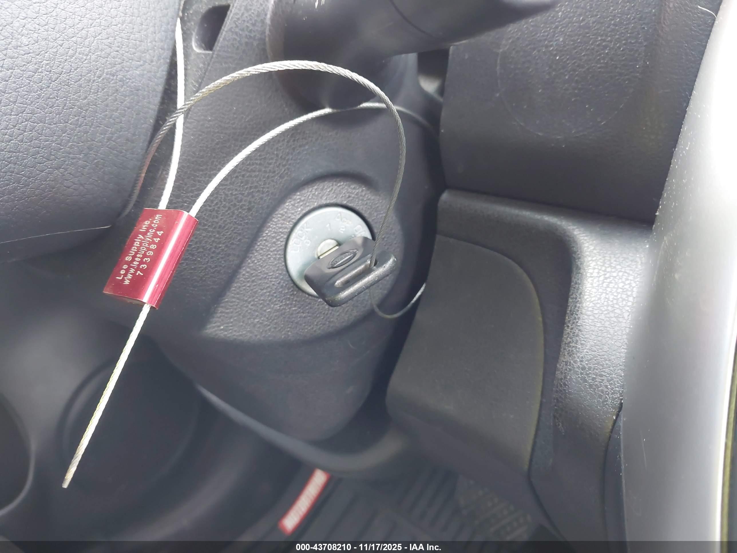 NISSAN VERSA image 11