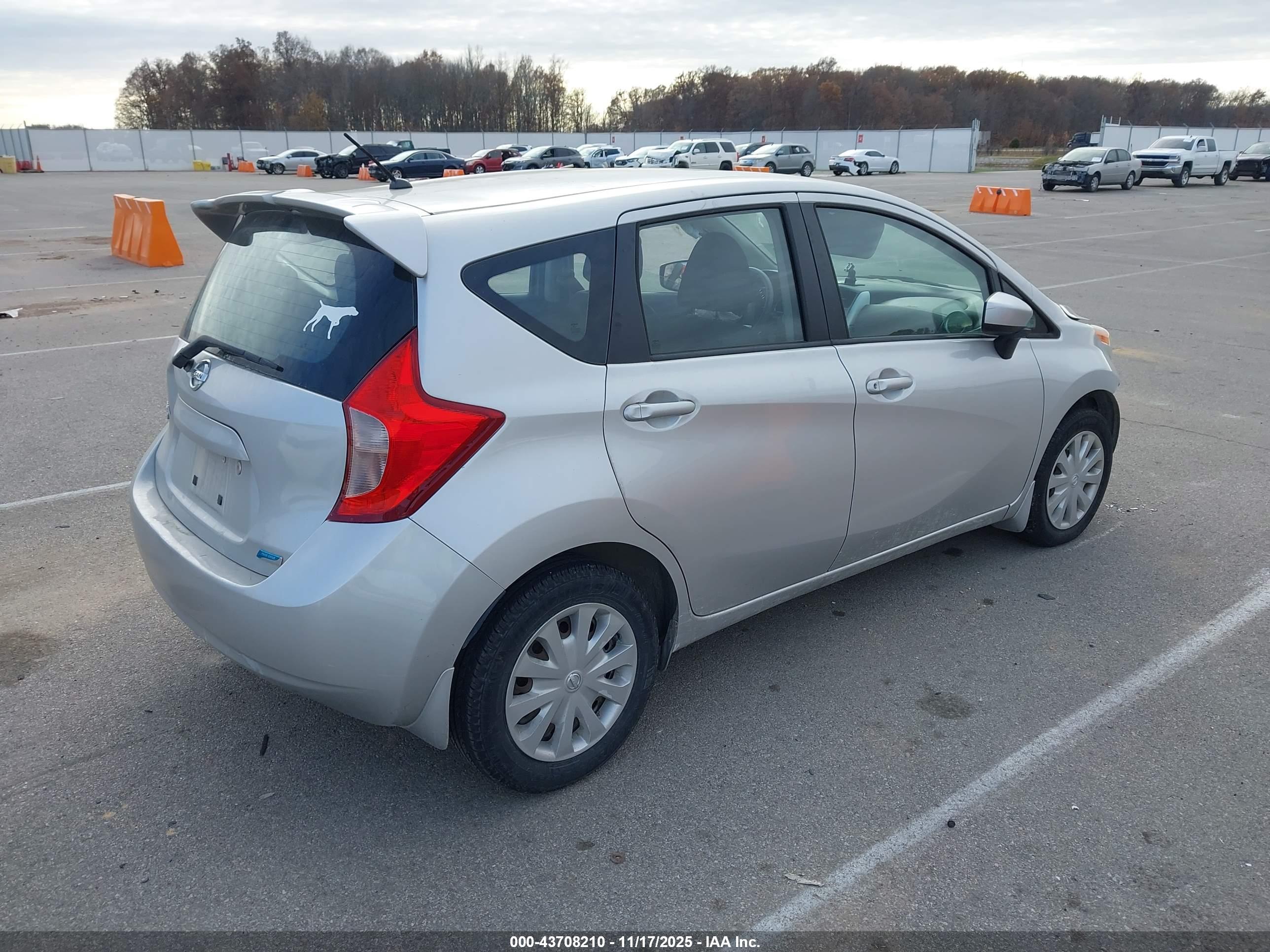 NISSAN VERSA image 4