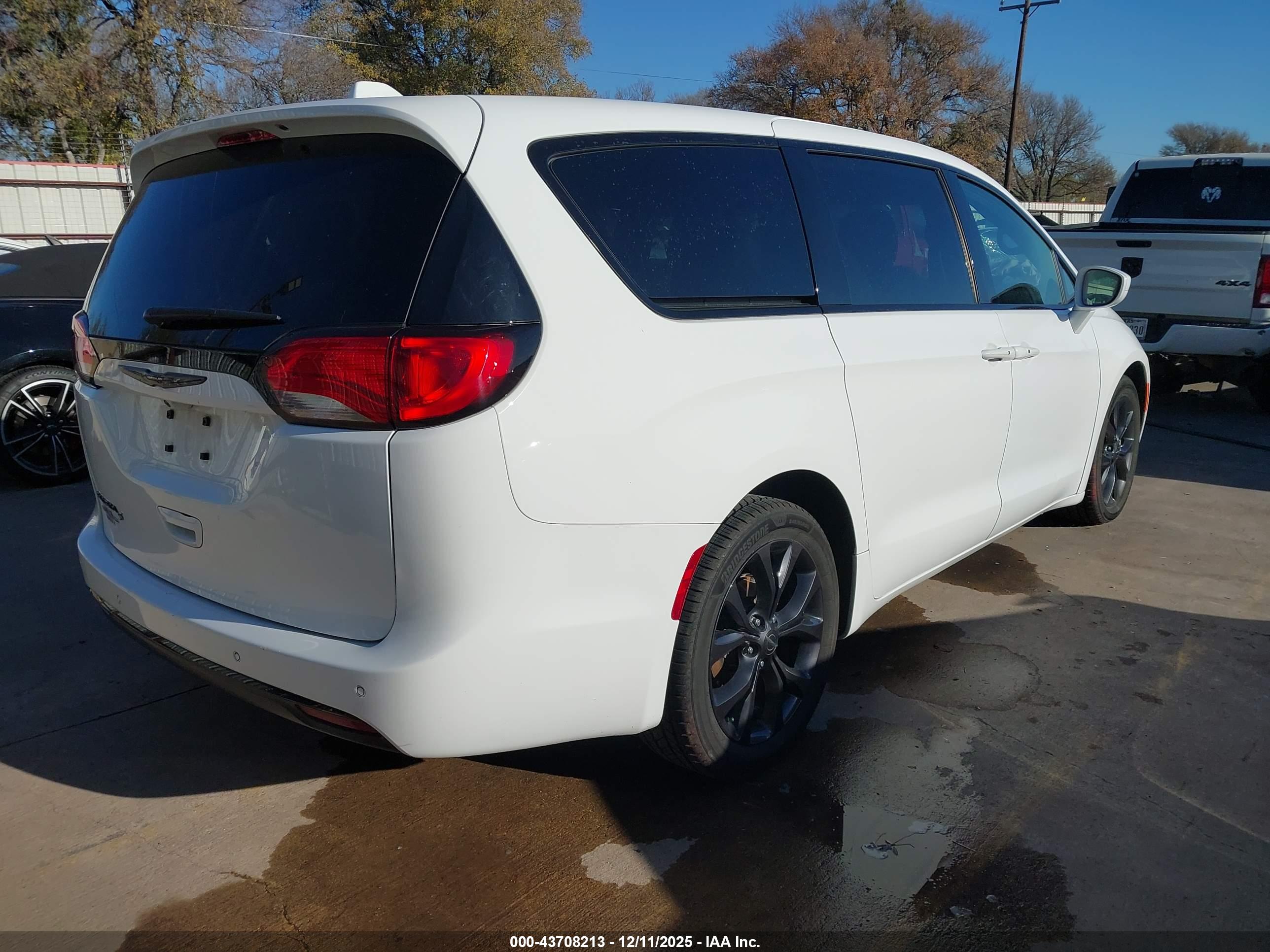 CHRYSLER PACIFICA image 4