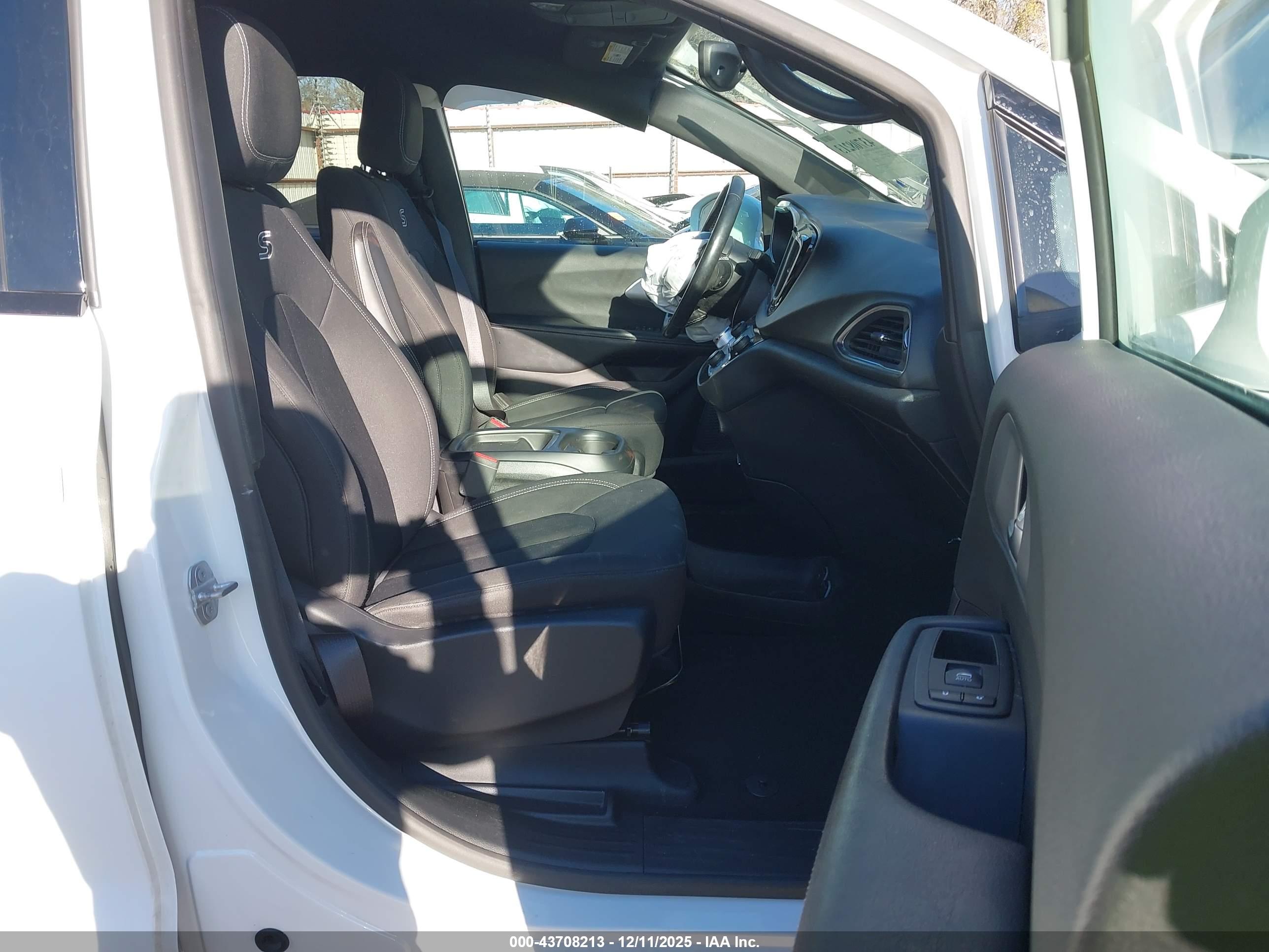 CHRYSLER PACIFICA image 5