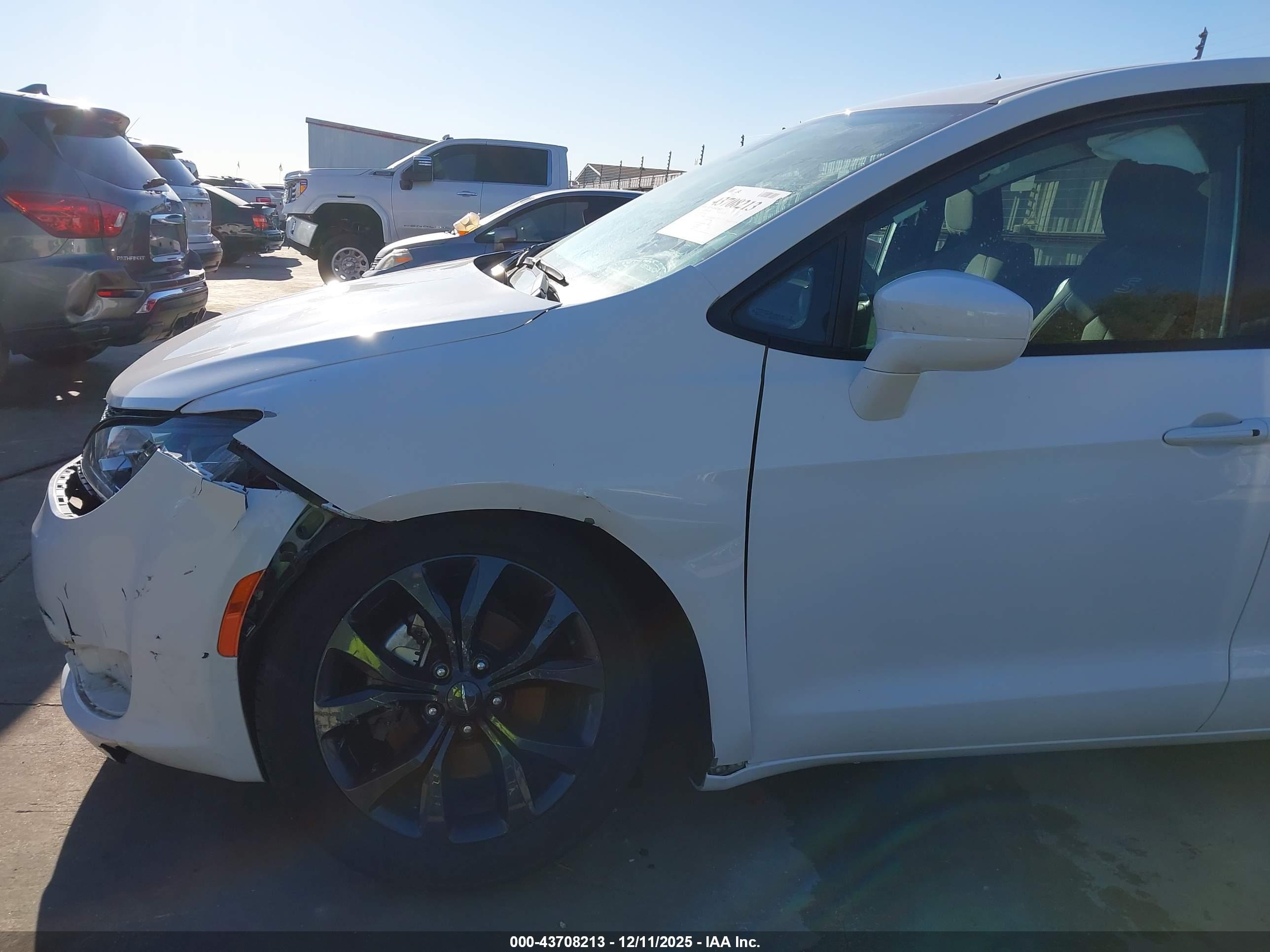 CHRYSLER PACIFICA image 6