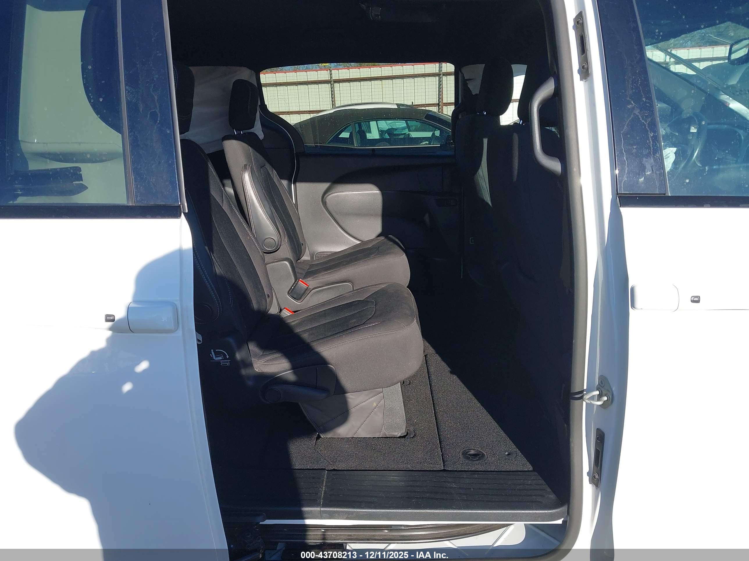 CHRYSLER PACIFICA image 8