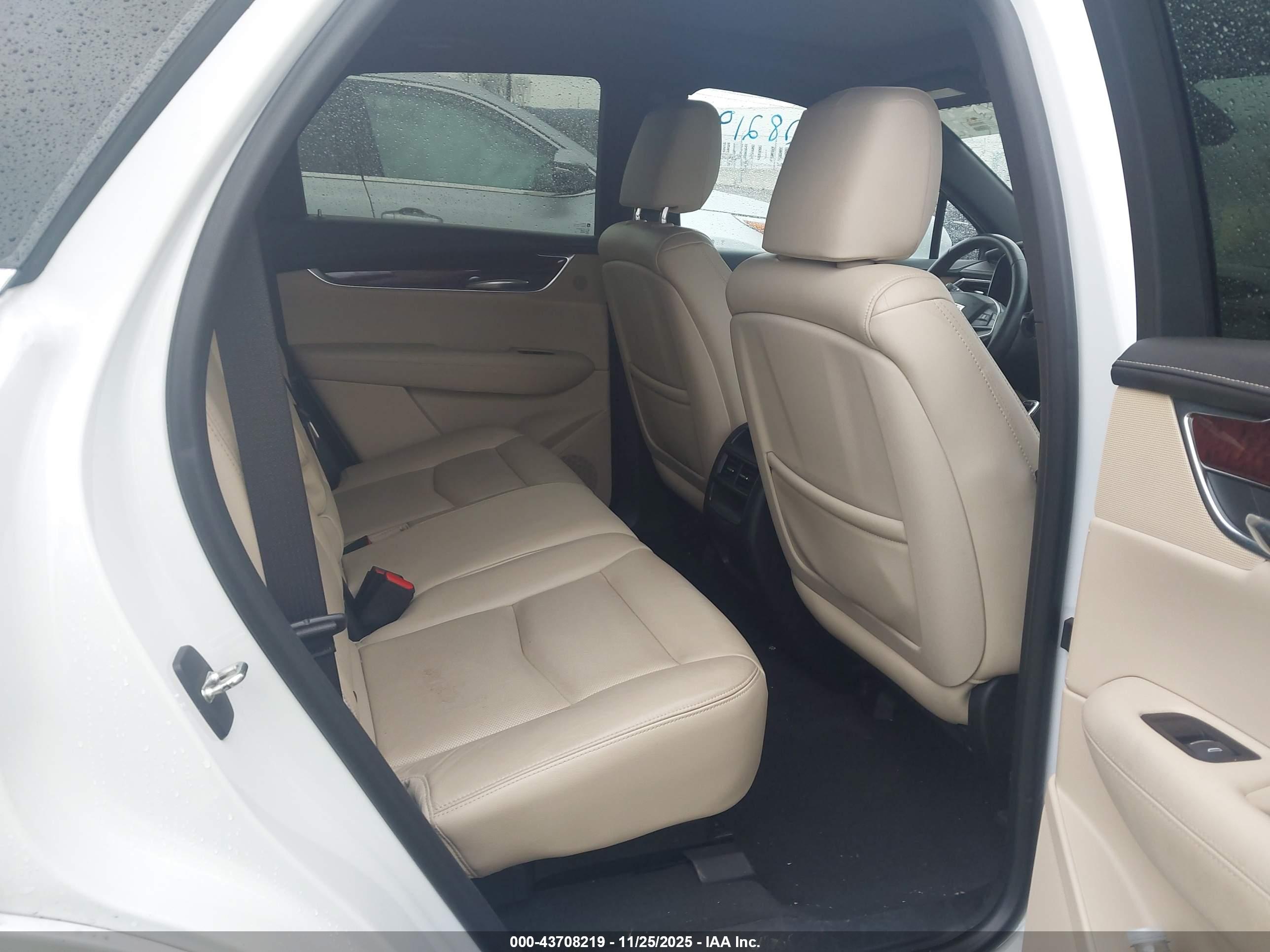 CADILLAC XT5 image 8