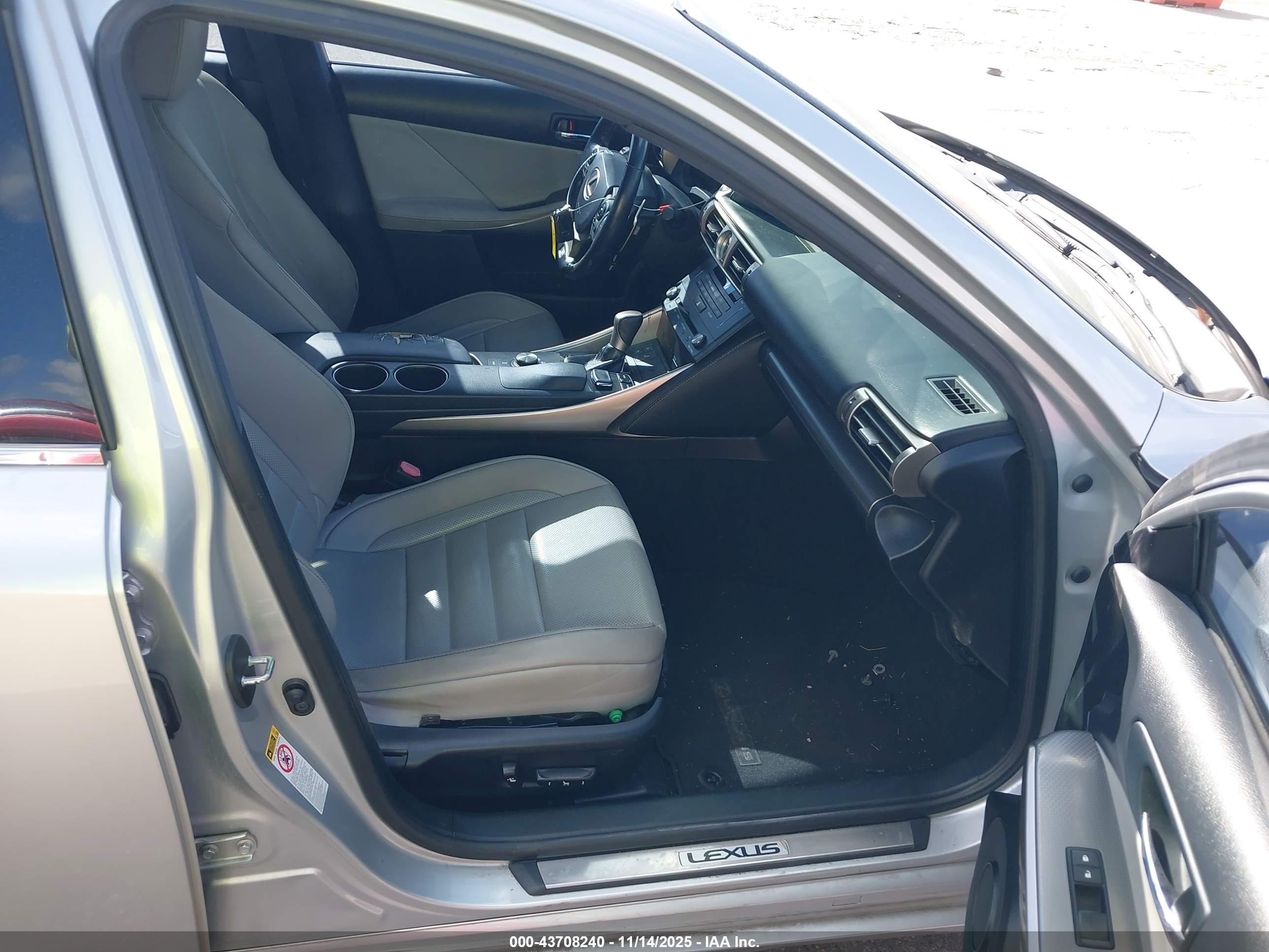 LEXUS IS image 5