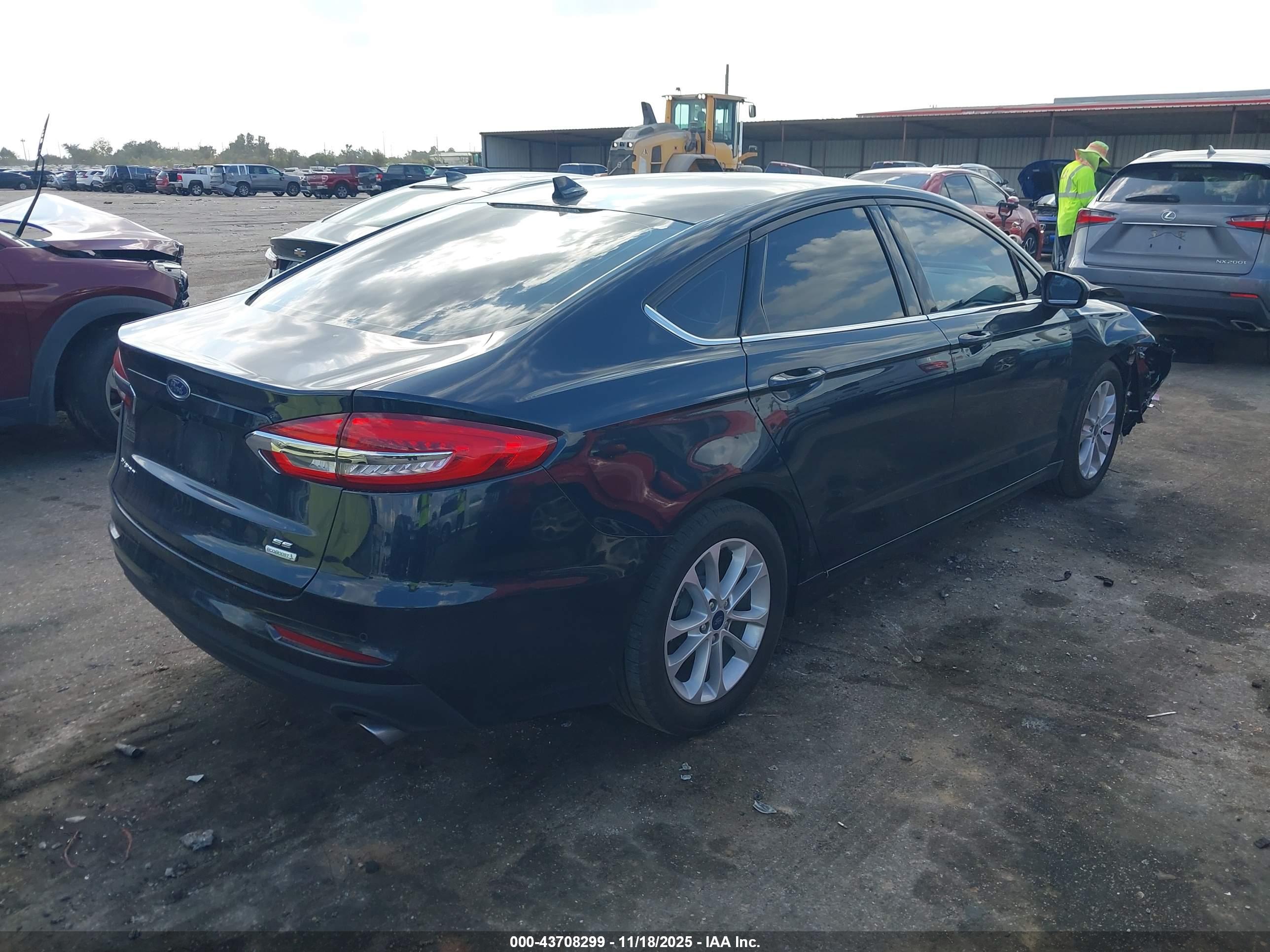 FORD FUSION image 4