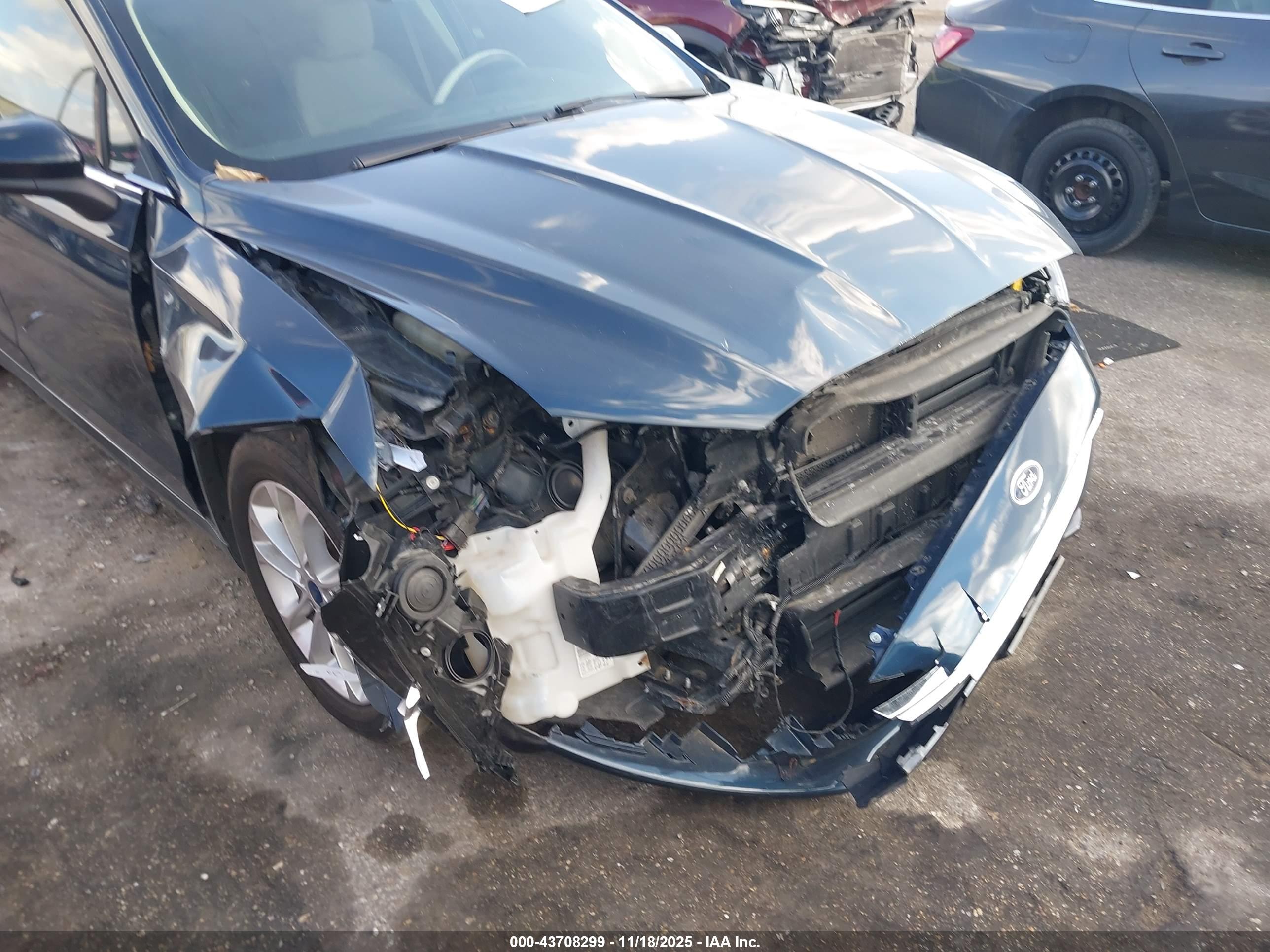 FORD FUSION image 6