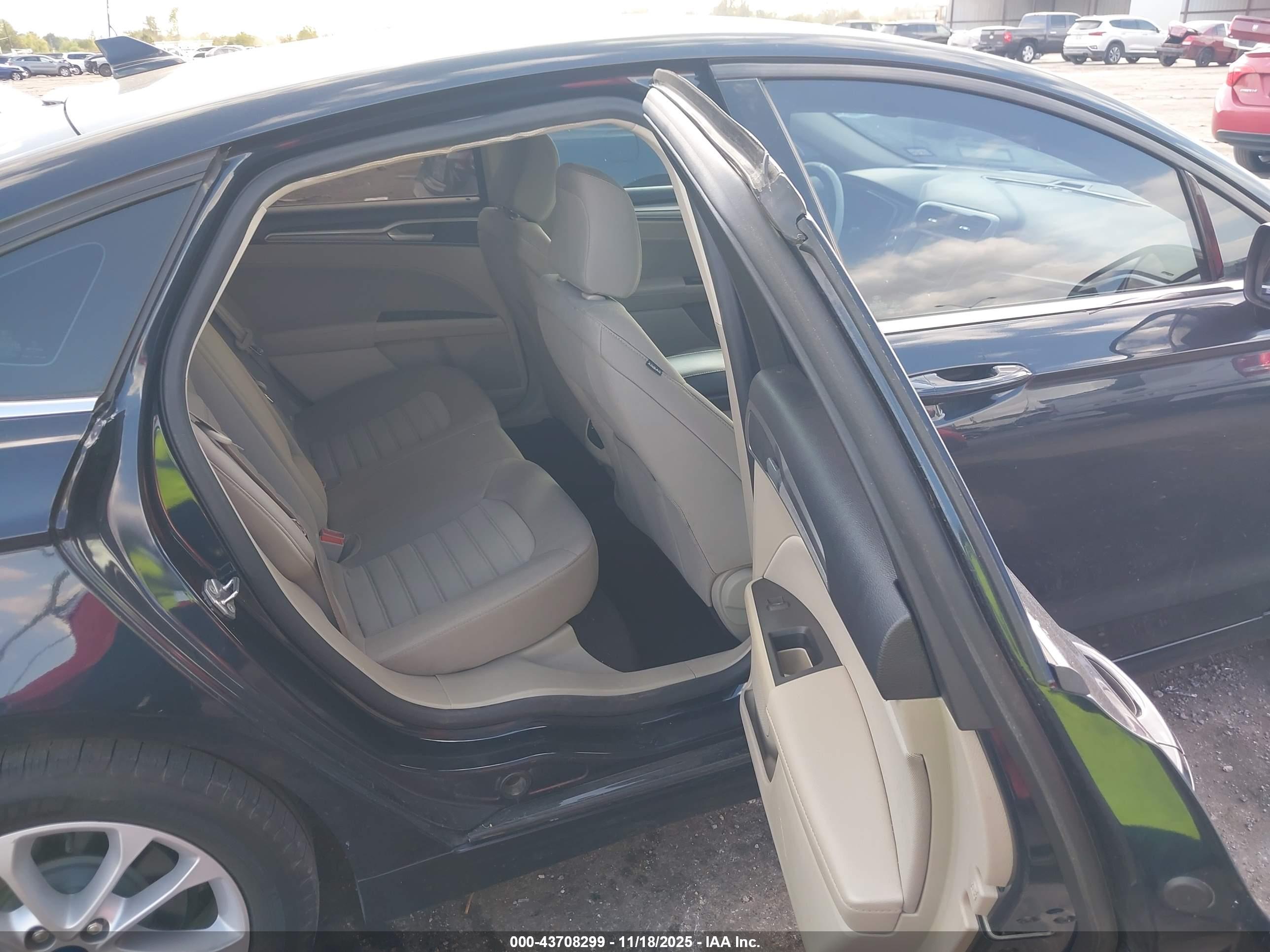 FORD FUSION image 8
