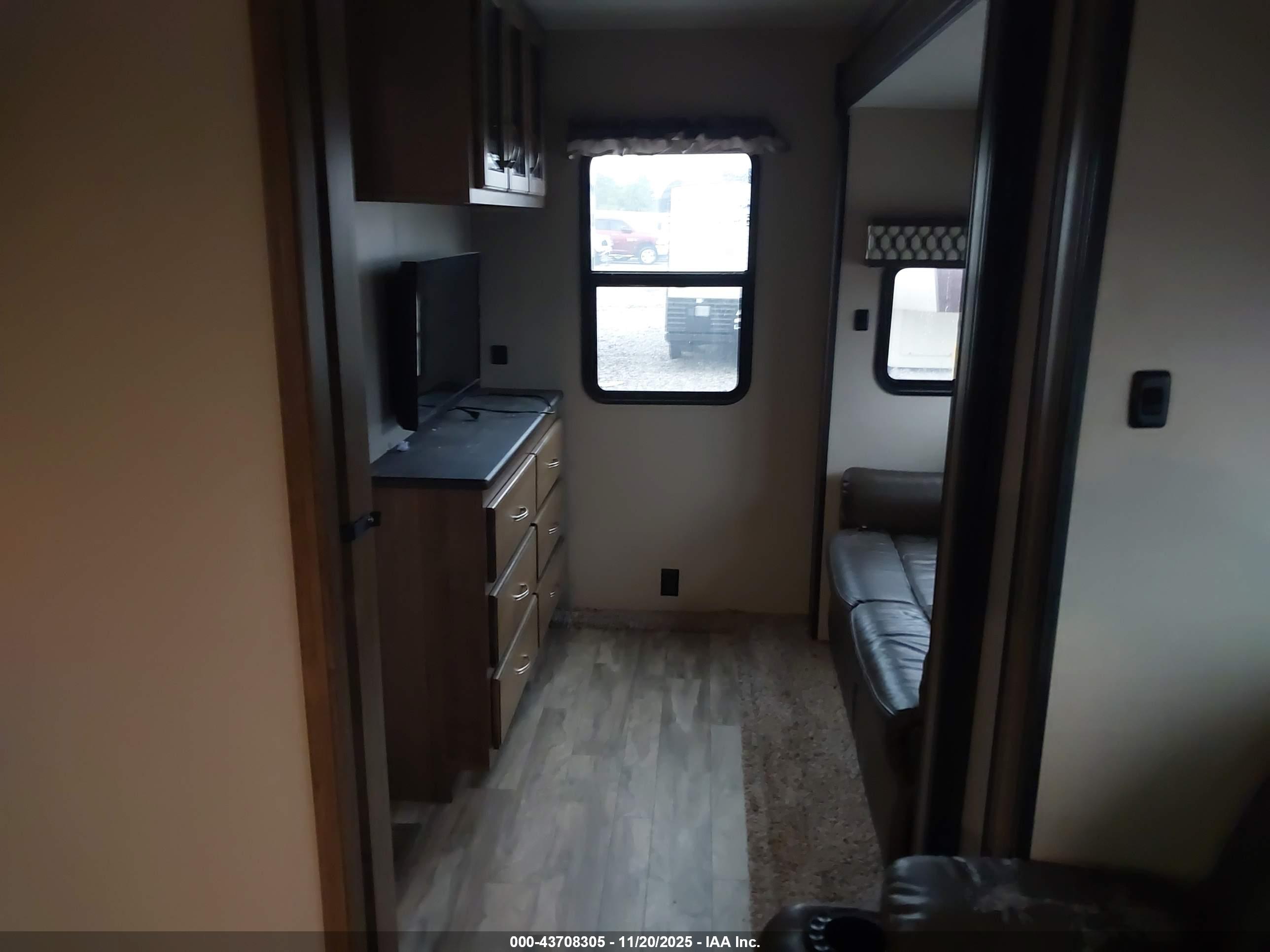 COACHMEN CHAPARRAL image 8