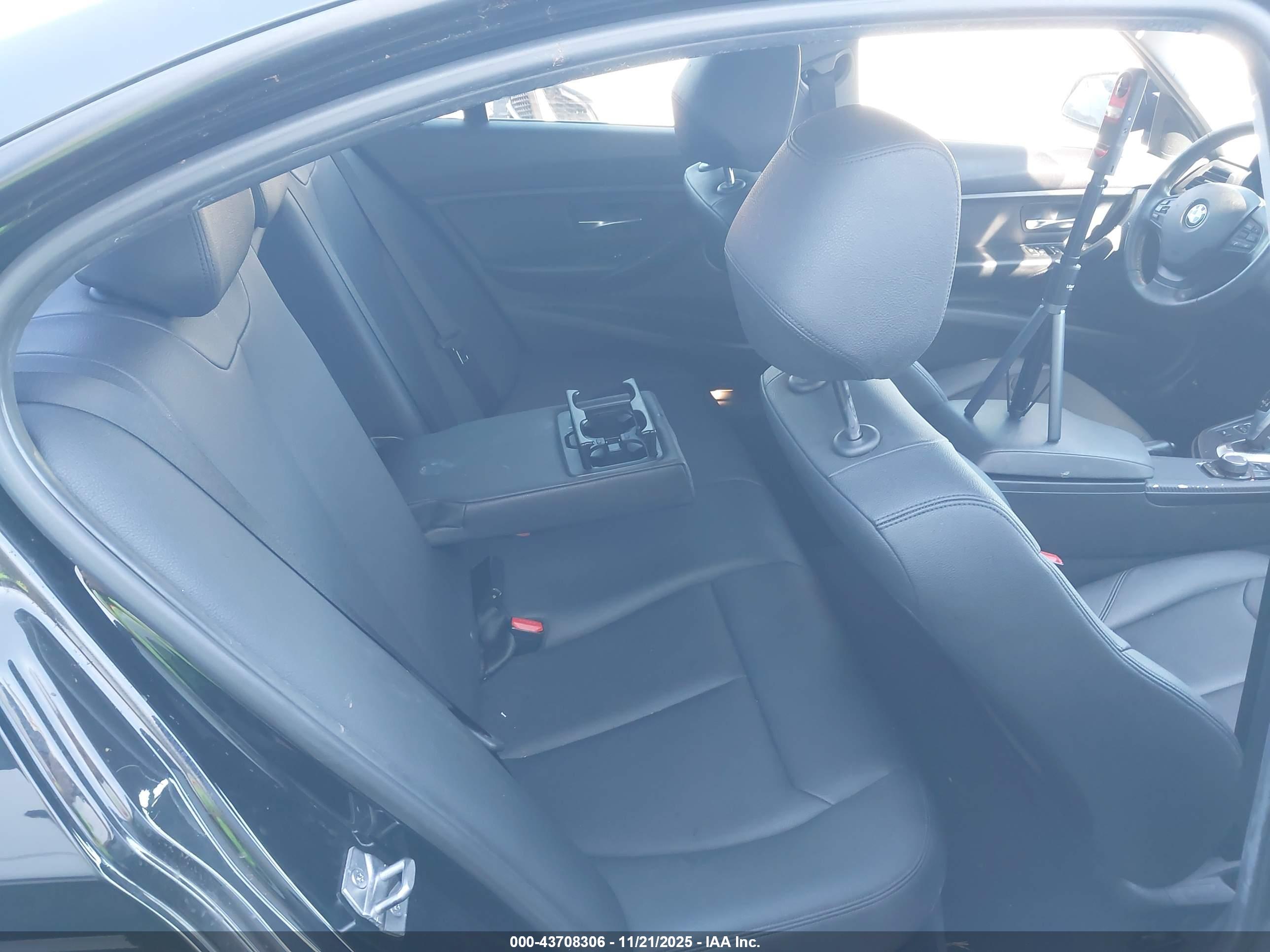BMW 320I image 8