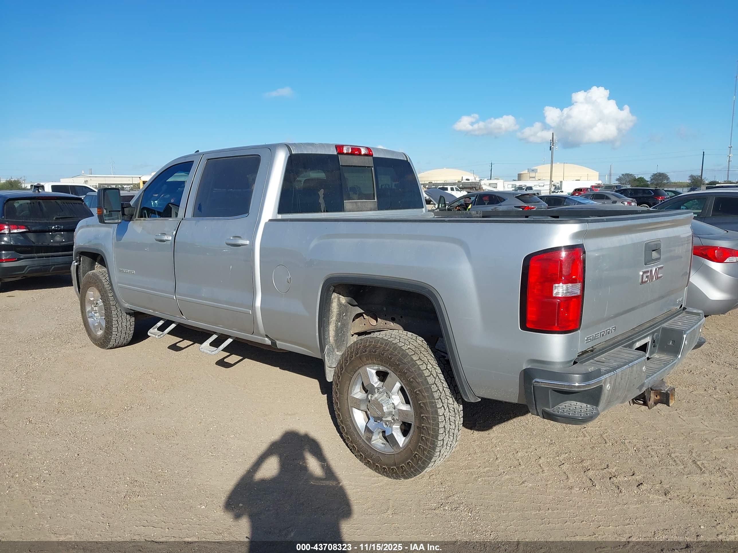 GMC SIERRA image 3