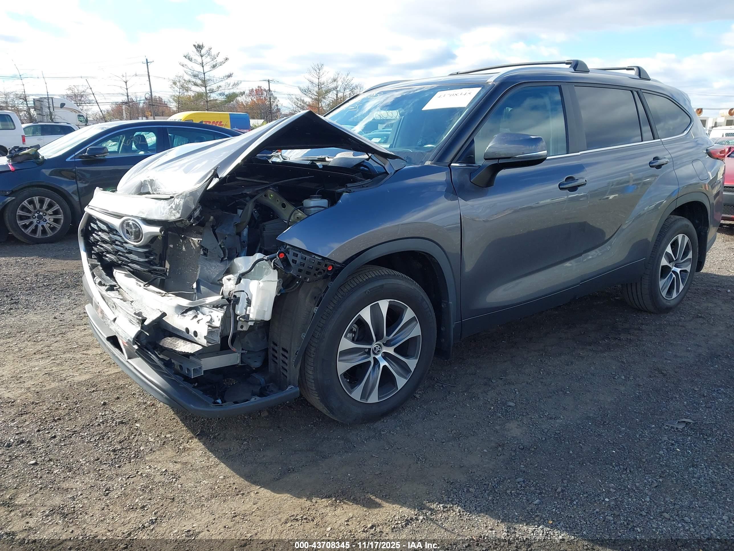 TOYOTA HIGHLANDER image 2