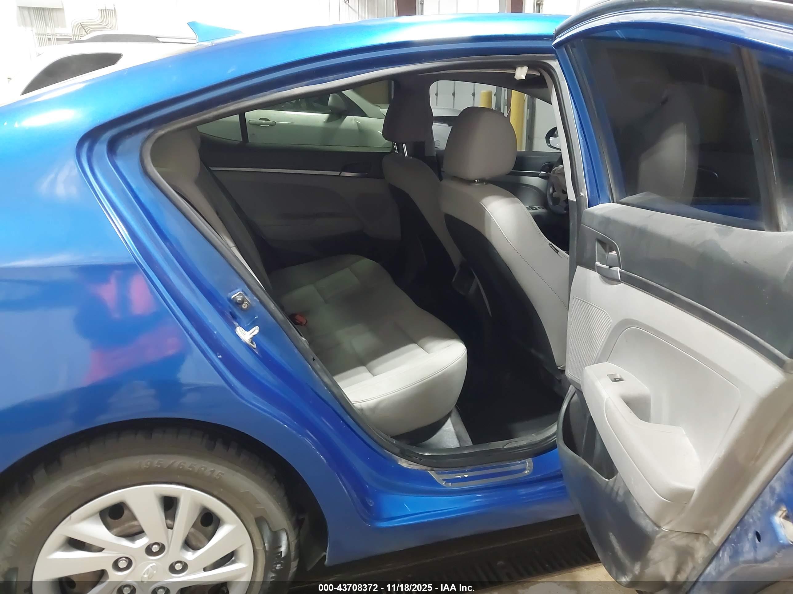 HYUNDAI ELANTRA image 8