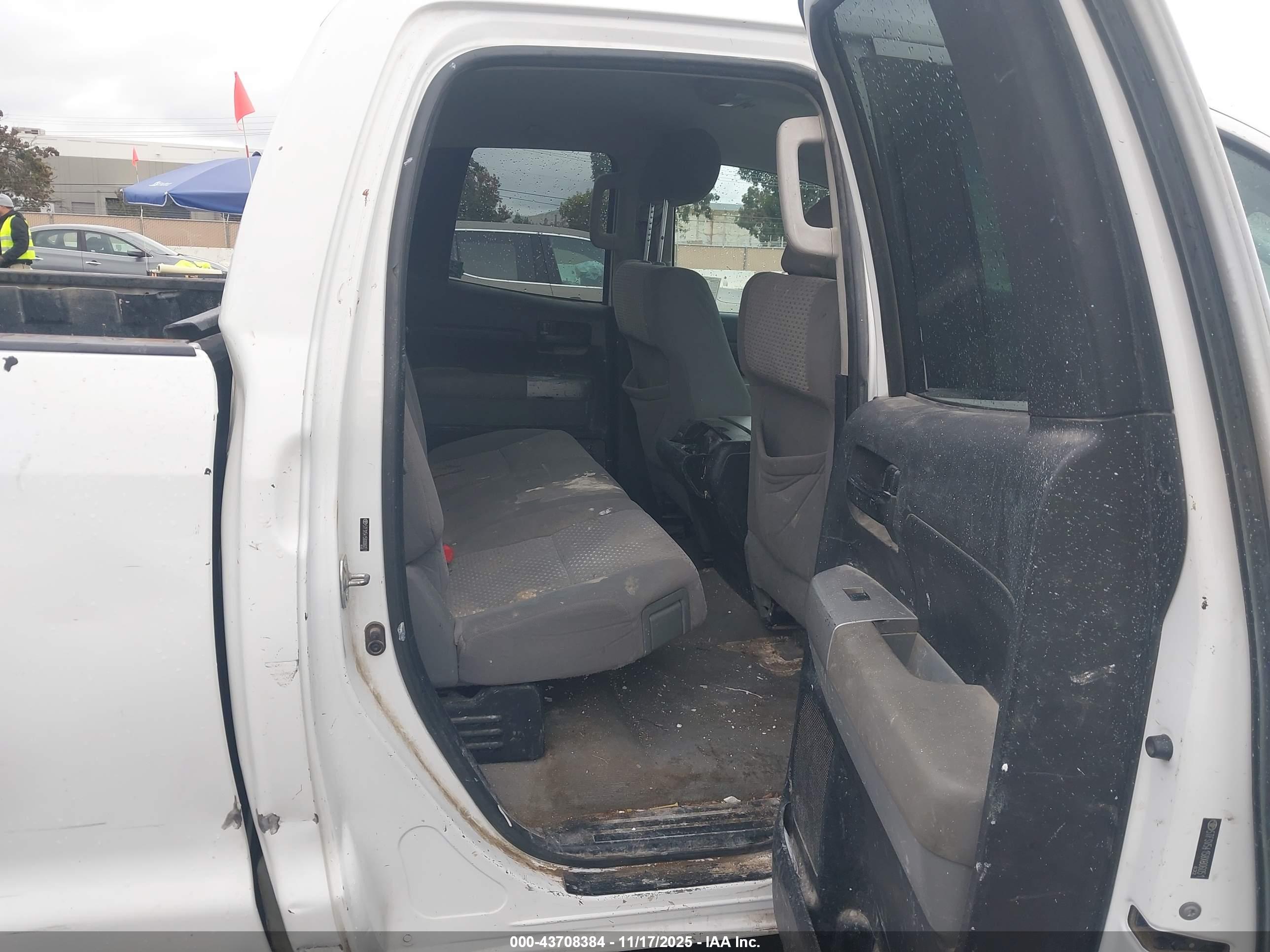 TOYOTA TUNDRA image 8
